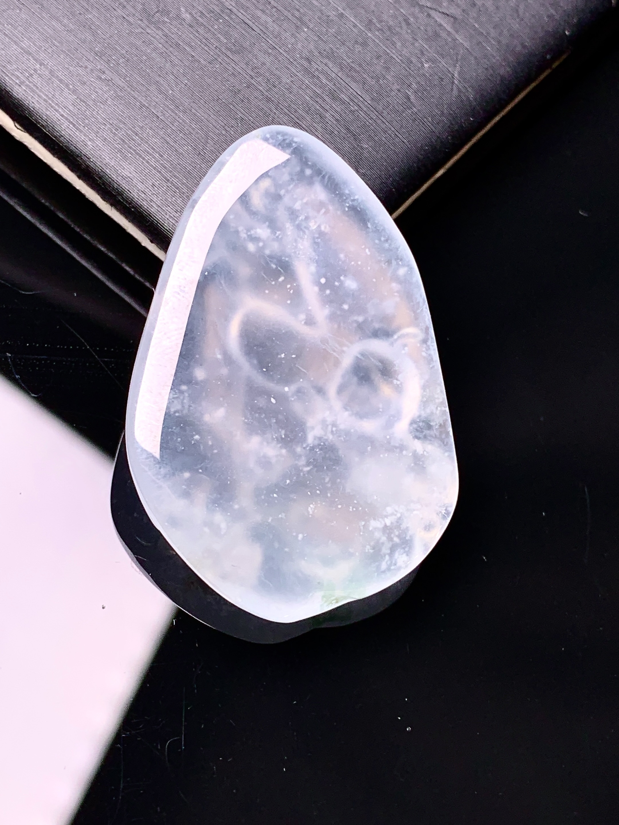 冰种梅花鹿吊坠 玉质细腻 色泽艳丽清新 水润亮眼 整体尺寸36*24*5.2x7