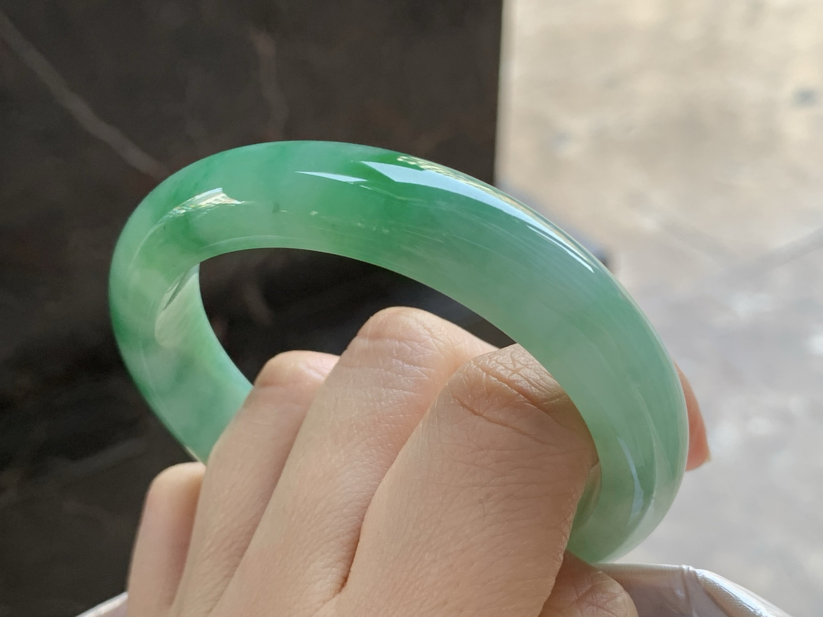 55-12.4-8.3

带色手镯^_^鲜艳 玉质温润透