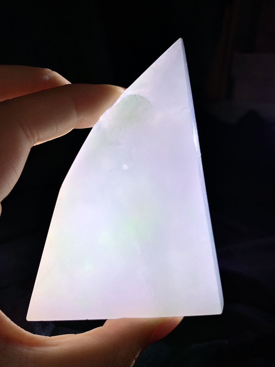 ️冰飘花/牌子料/片料/板料/特色料题材：可做牌子、人物、山水、动物、花件……等推荐参考尺寸：92.8-69.3-7.3重量：95.3克材料优选•紫雾凝烟浮翠影，冰魂透骨蕴春光。•此料为冰飘花春带彩片料，紫韵交融春绿，冰润通透如晨雾凝霜，取“紫气东来，春和景明”之意境。大料整取，形制规整，留白充足，既宜简约素牌彰显清雅，亦可雕琢山水人物绘就诗意，适配多元创作，是藏家与匠心创作的优质之选。