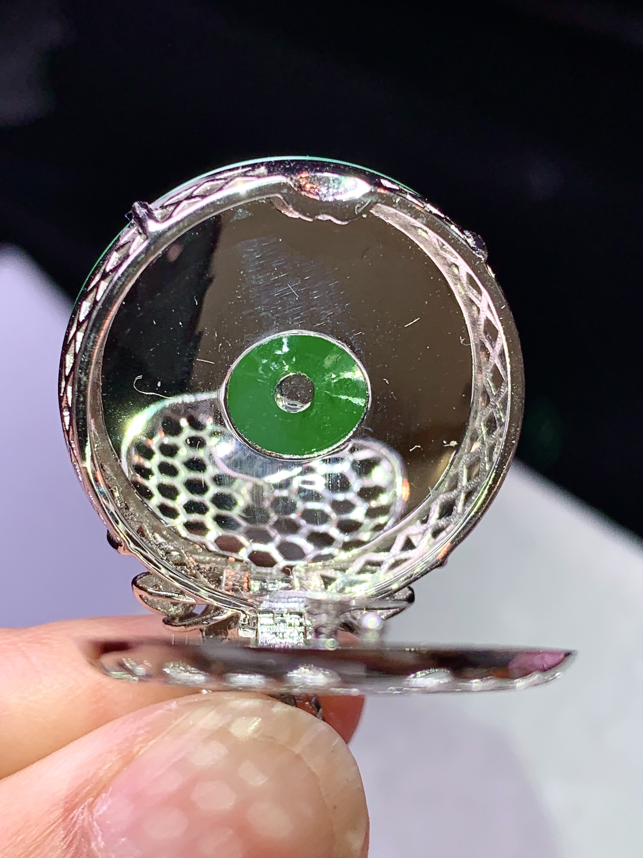 18k金钻镶嵌阳绿平安扣吊坠 玉质细腻 色泽艳丽清新 水润亮眼 整体尺寸35.8*24.2*9.5h2