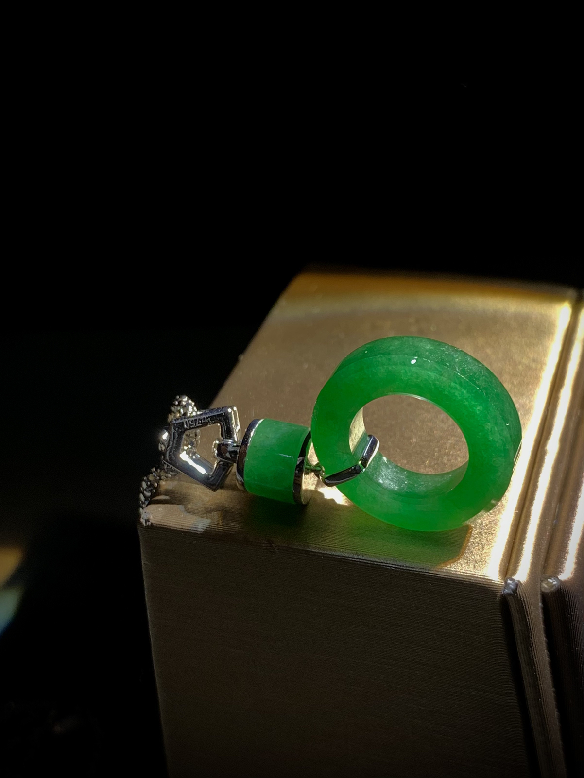 绿扣子平安扣，32.5-16.8-4.2mm，
4.13g，18K金，南非钻，不配链子