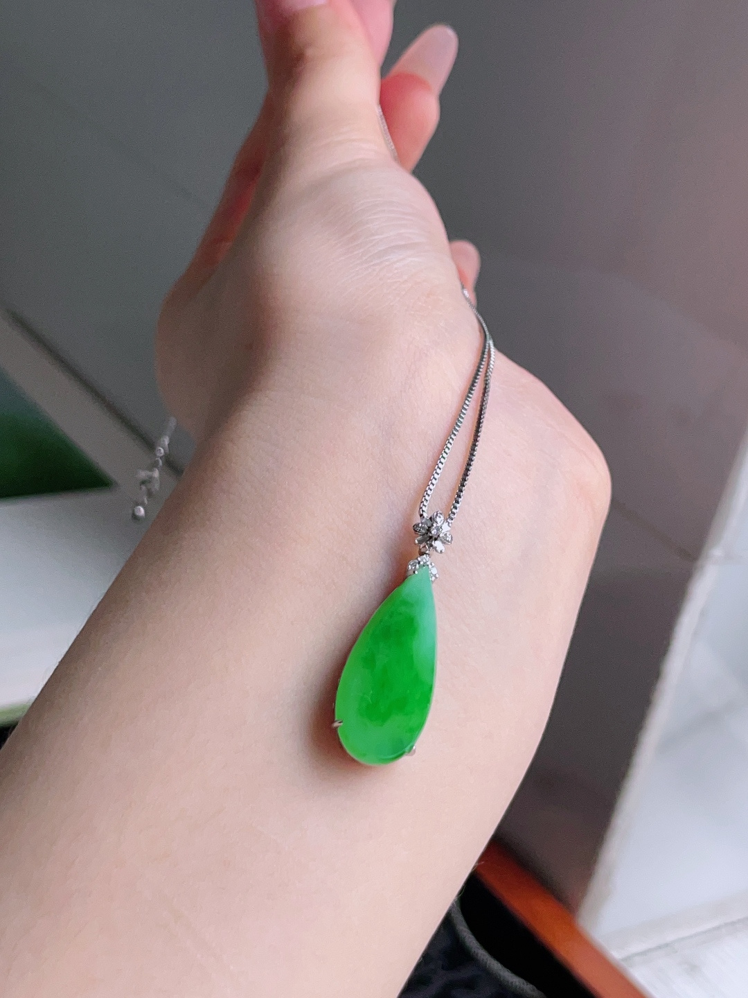 ️ 冰种阳绿水滴，色泽鲜艳 种老水润 18k金镶嵌 30.7，裸石 23.2/10.7/3.8