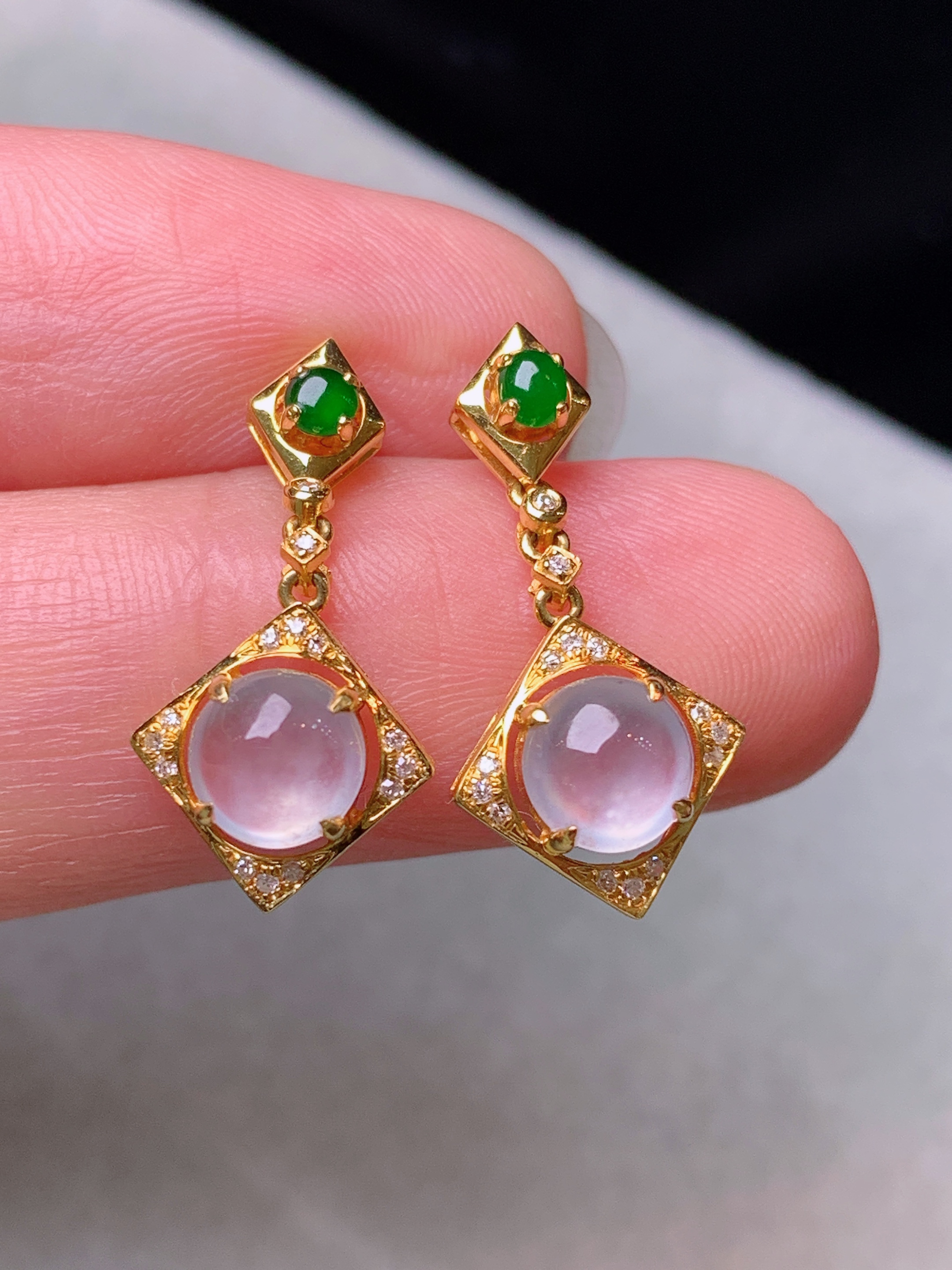 18k金钻镶嵌冰种蛋面耳坠 玉质细腻 色泽艳丽清新 水润亮眼 整体尺寸21.5*10*5.3b2