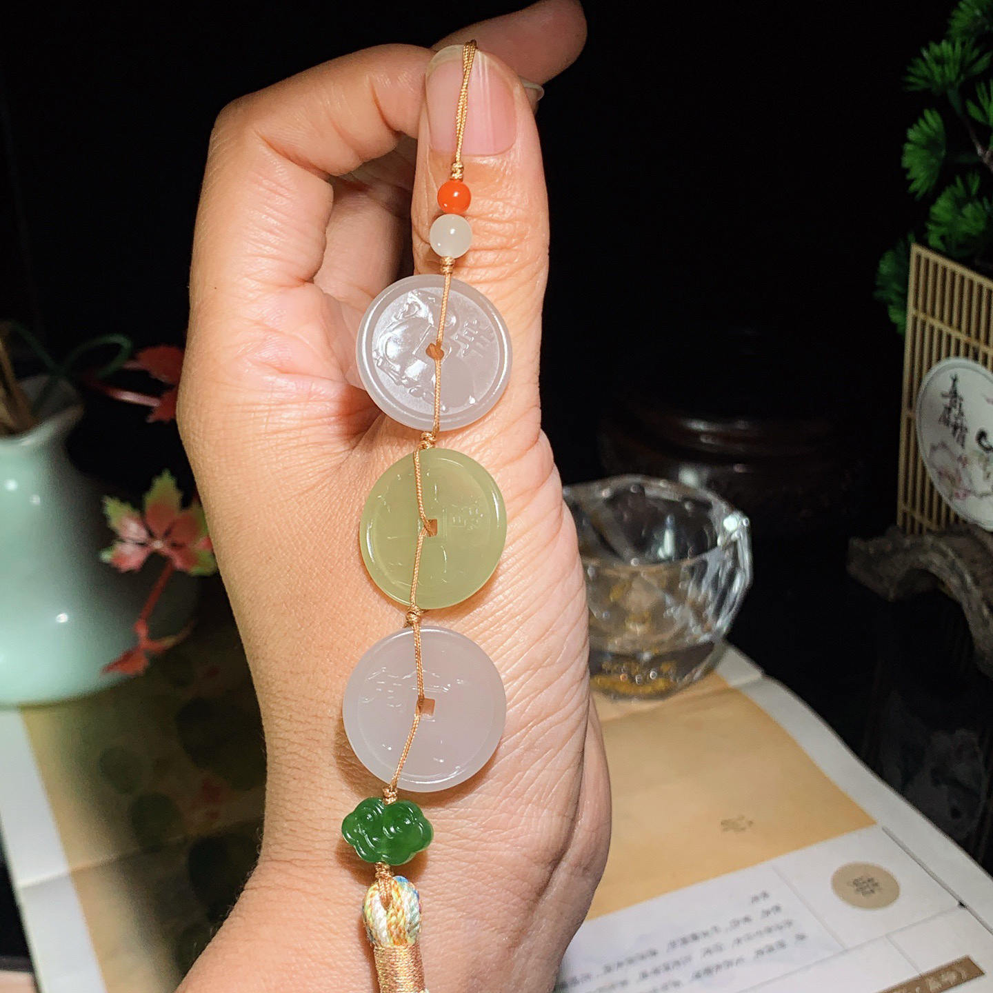 新疆和田玉多宝五帝钱车挂 尺寸22/3重10.5克。玉质细腻油润。手推出油。品相大气 lt26042