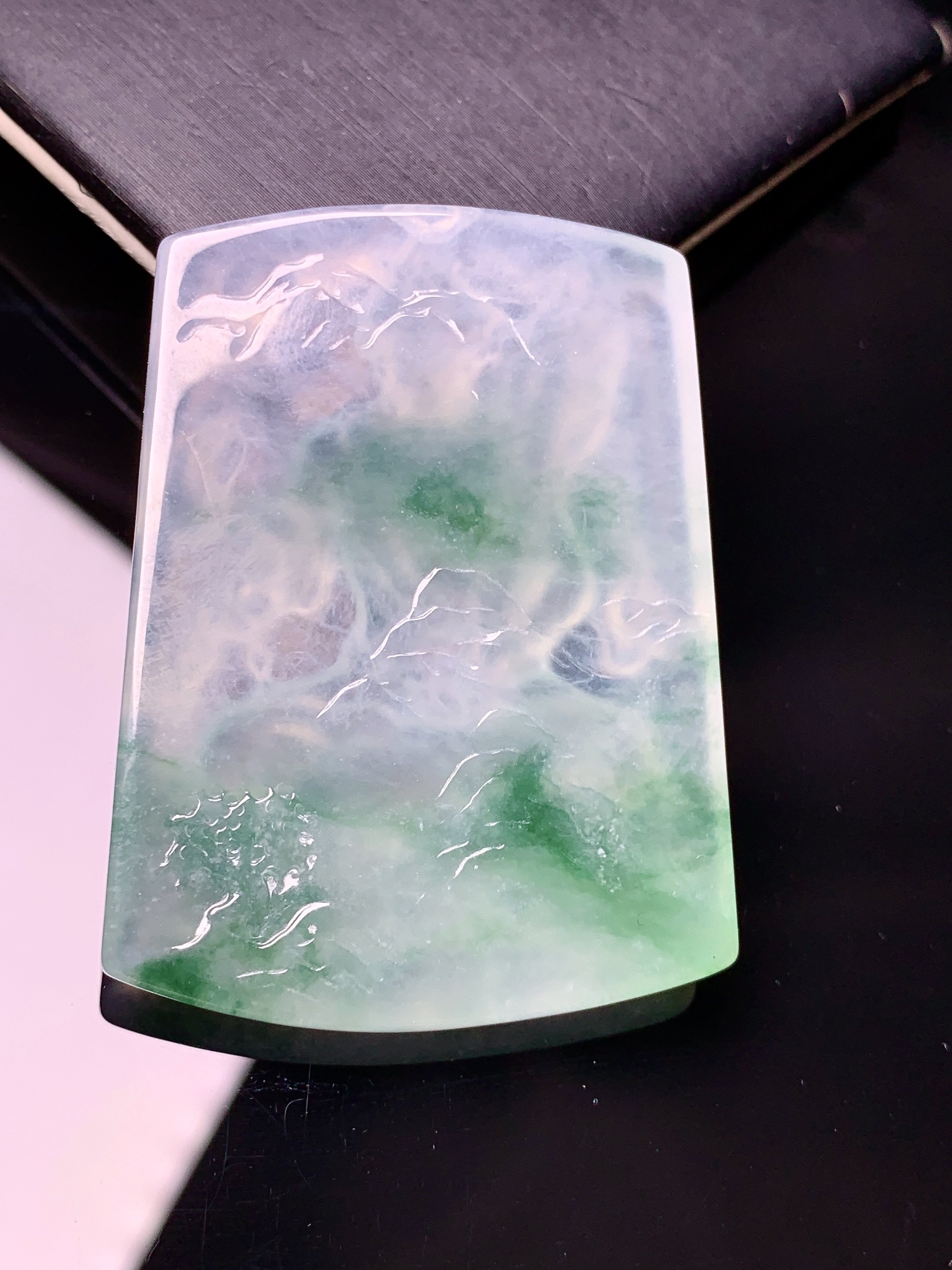 飘绿观音菩萨吊坠 玉质细腻 色泽艳丽清新 水润亮眼 整体尺寸45.6*34.6*5.3a2