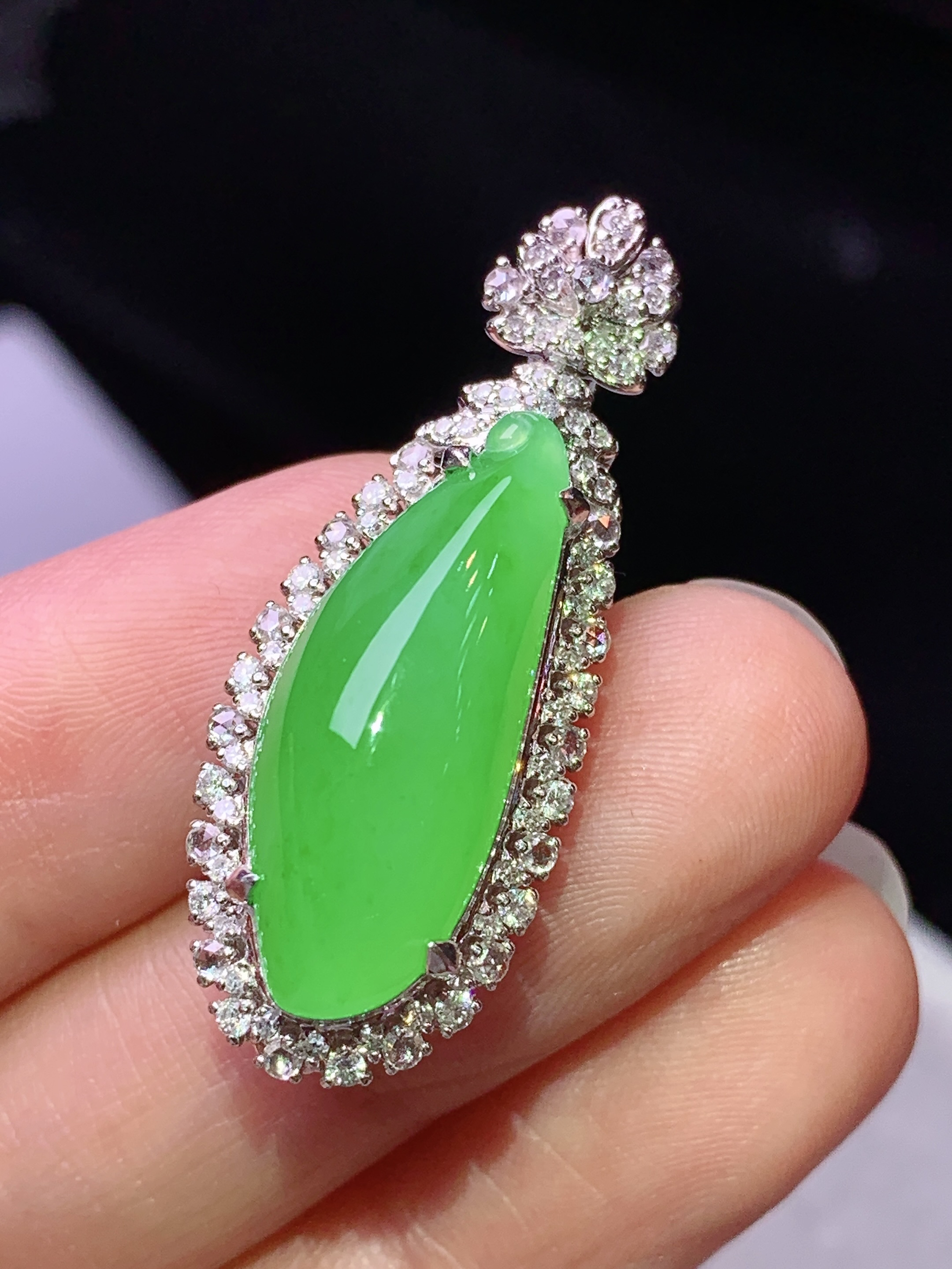 18k金钻镶嵌阳绿福瓜吊坠 玉质细腻 色泽艳丽清新 水润亮眼 整体尺寸35*13.6*11.8h2