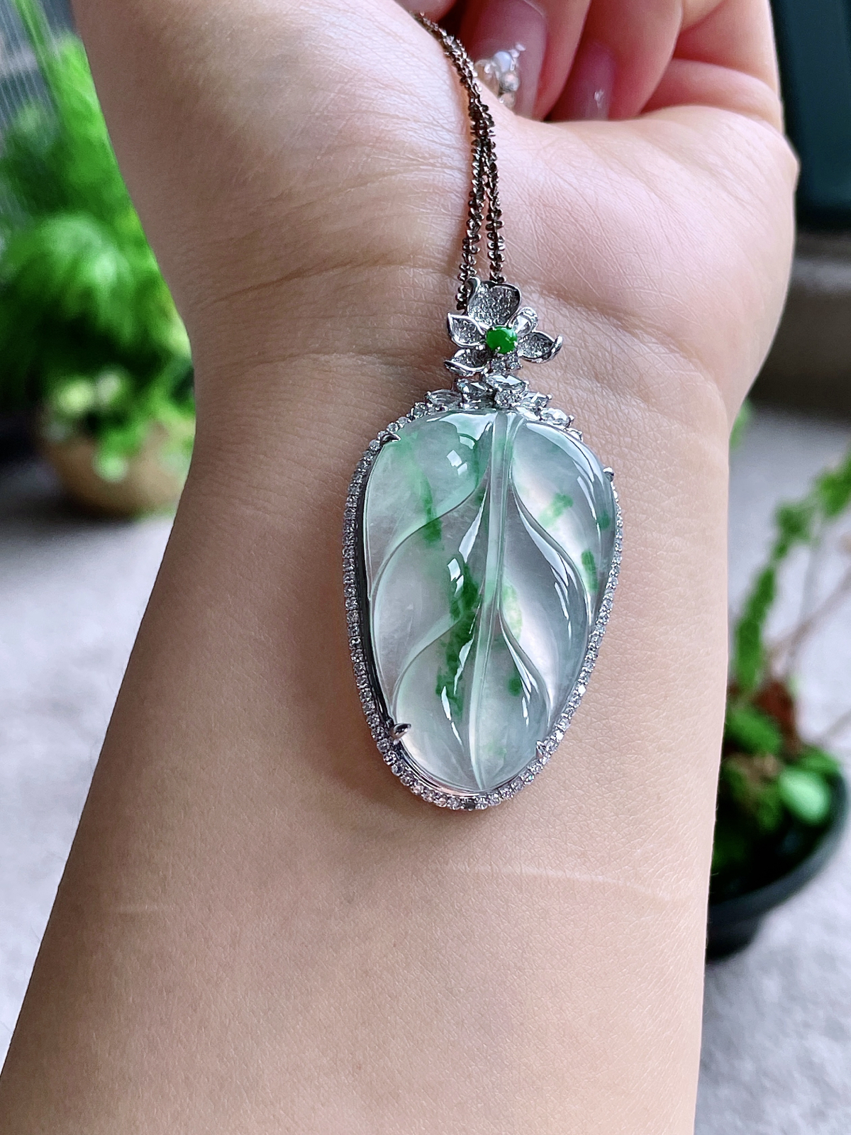 【镶嵌】高冰飘花树叶飘花大叶子吊坠  
【说明】缅料 18k金镶嵌 性价比高  
【整体】53.6-27.8-10
【裸石】37.5-24.5-5.8..