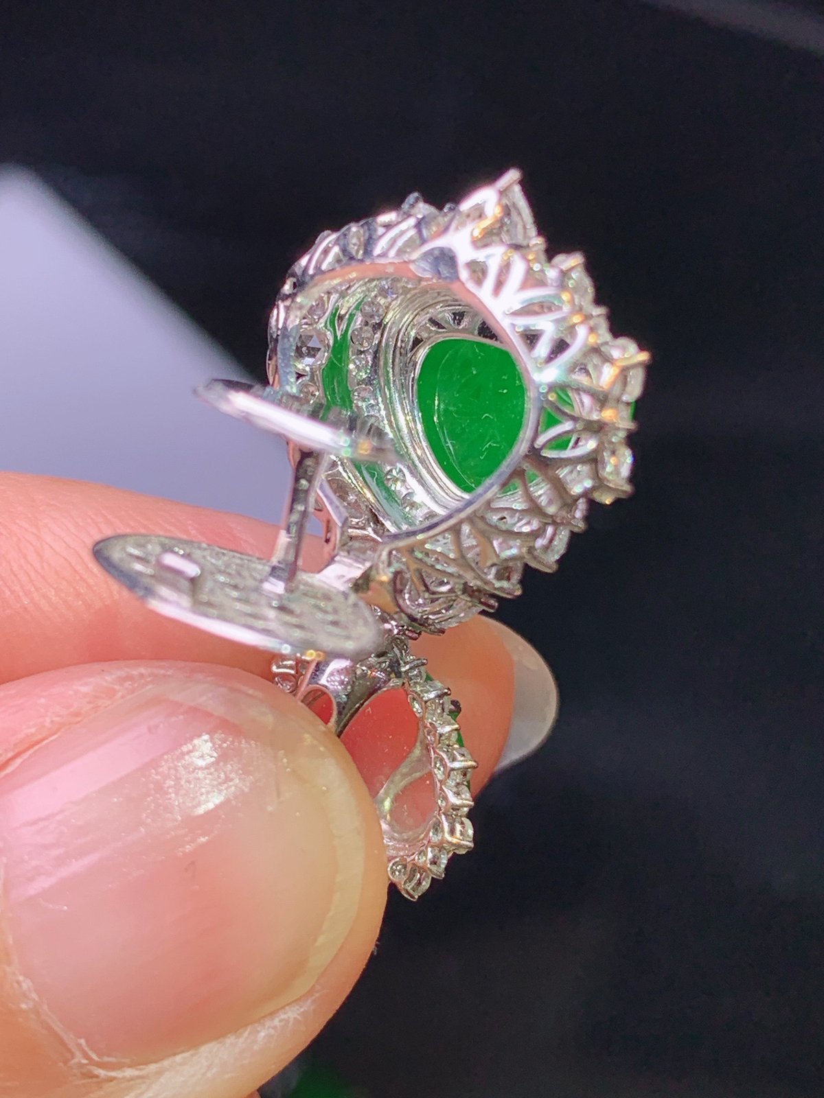 18k金钻镶嵌满绿心形吊坠 玉质细腻 色泽艳丽清新 整体尺寸27.5*16.2*9.7