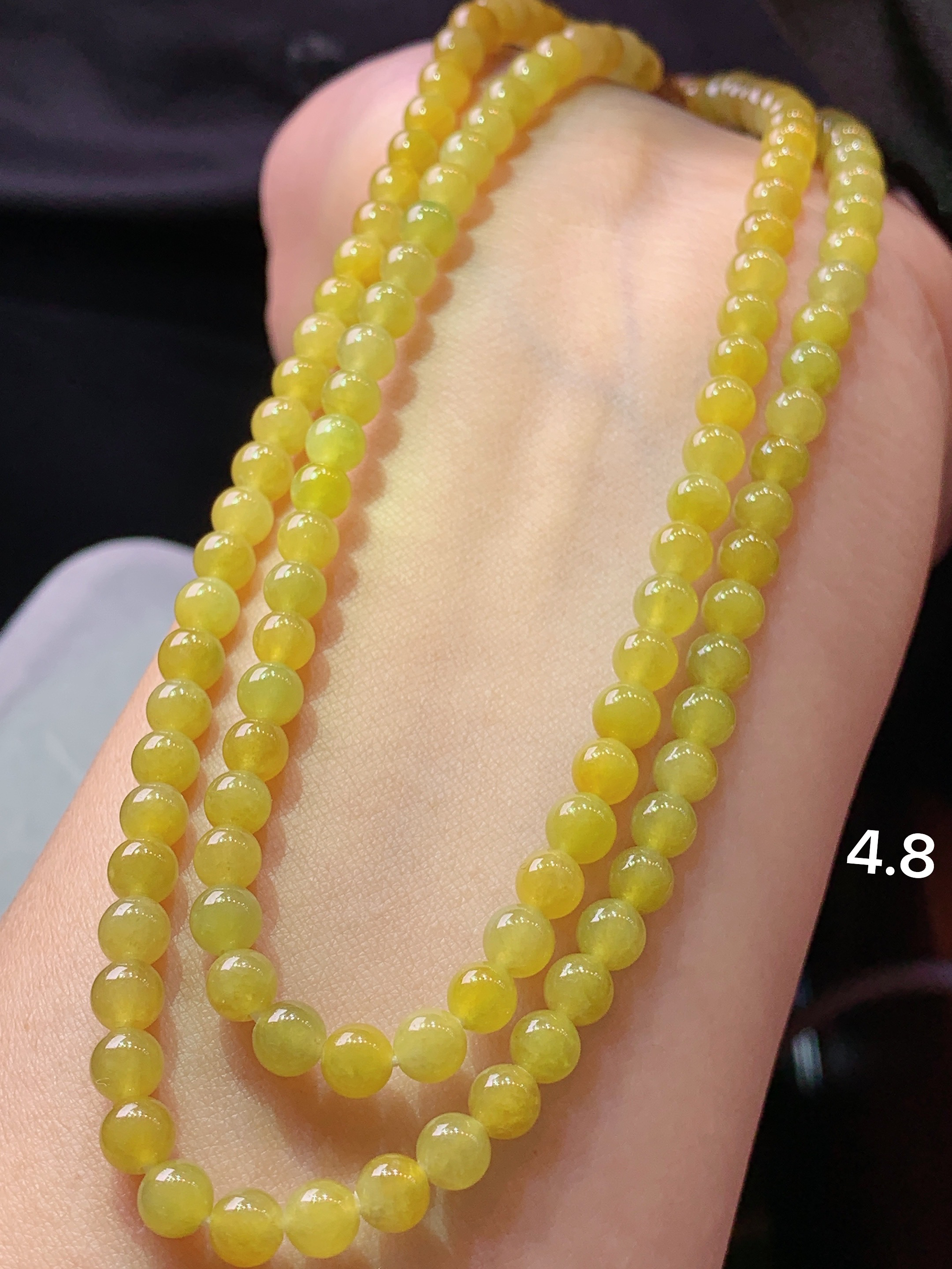 冰黄翡圆珠项链 玉质细腻 色泽艳丽清新 水润亮眼 整体尺寸4.8h3
