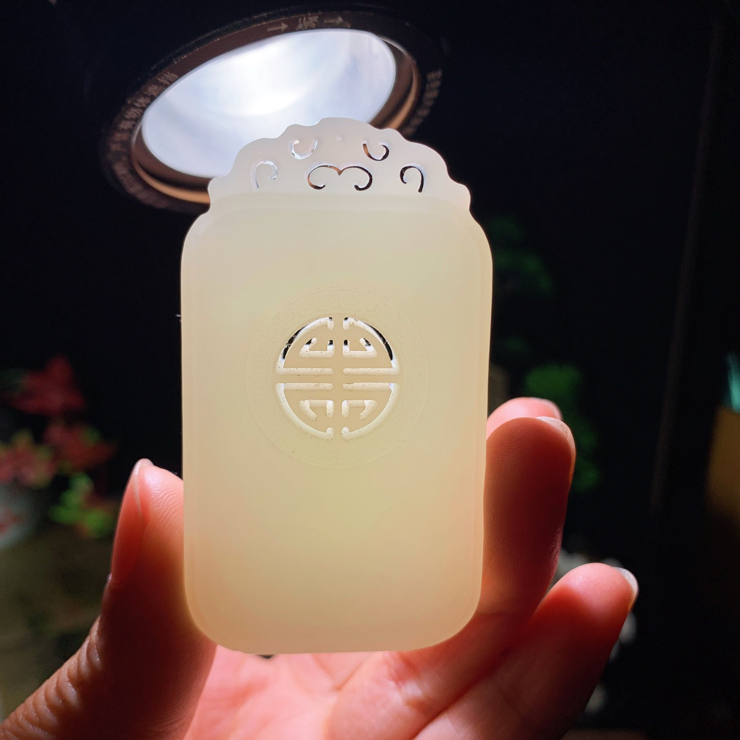 新疆和田玉白玉平安无事牌挂件。尺寸65/36/11重62克 玉质细腻油润 底色纯净 脂粉好，品质好。lt260422