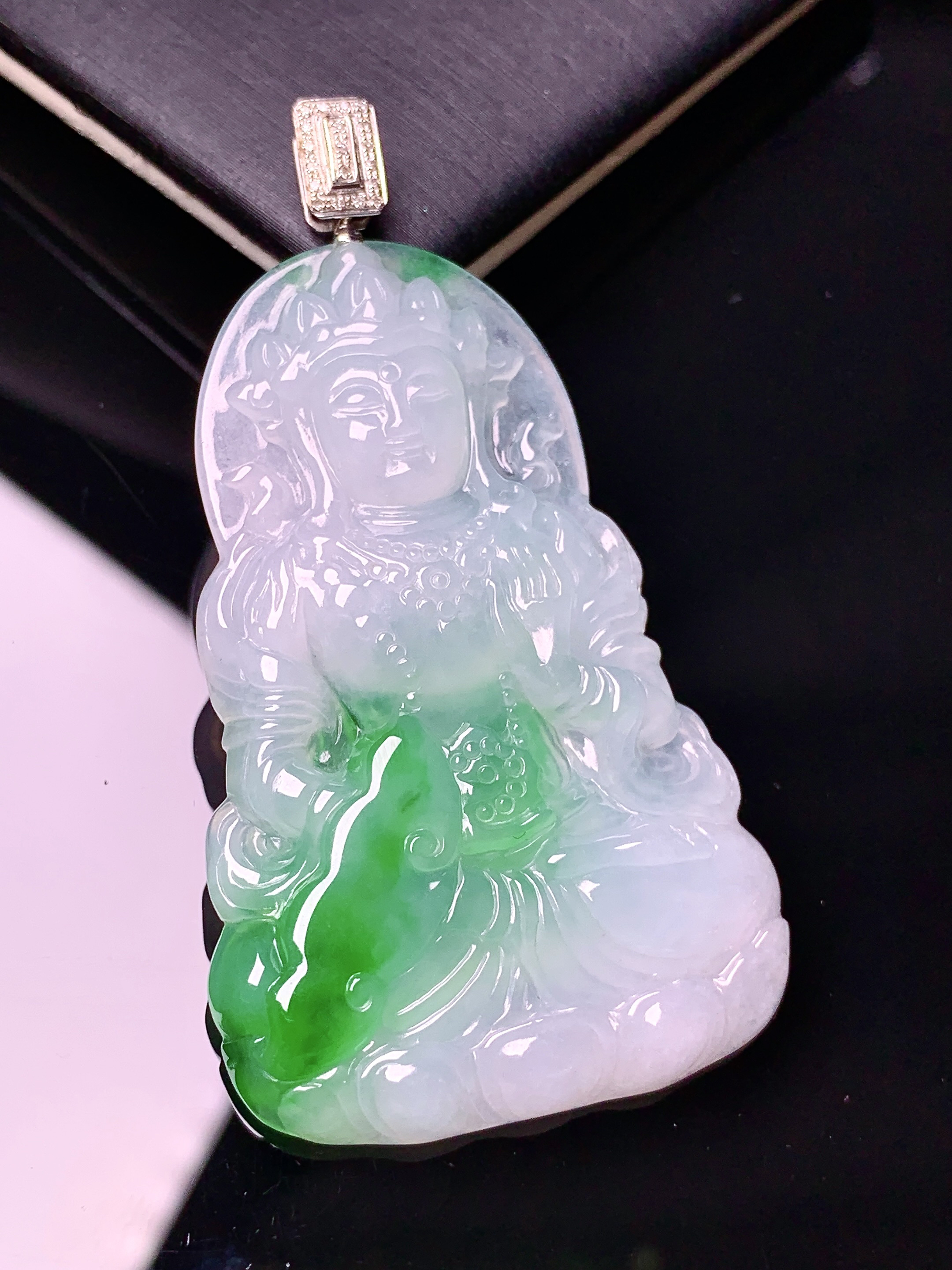 18k金钻镶嵌飘绿度母观音菩萨吊坠 玉质细腻 色泽艳丽清新 水润亮眼 整体尺寸58.8*32*5.2w1