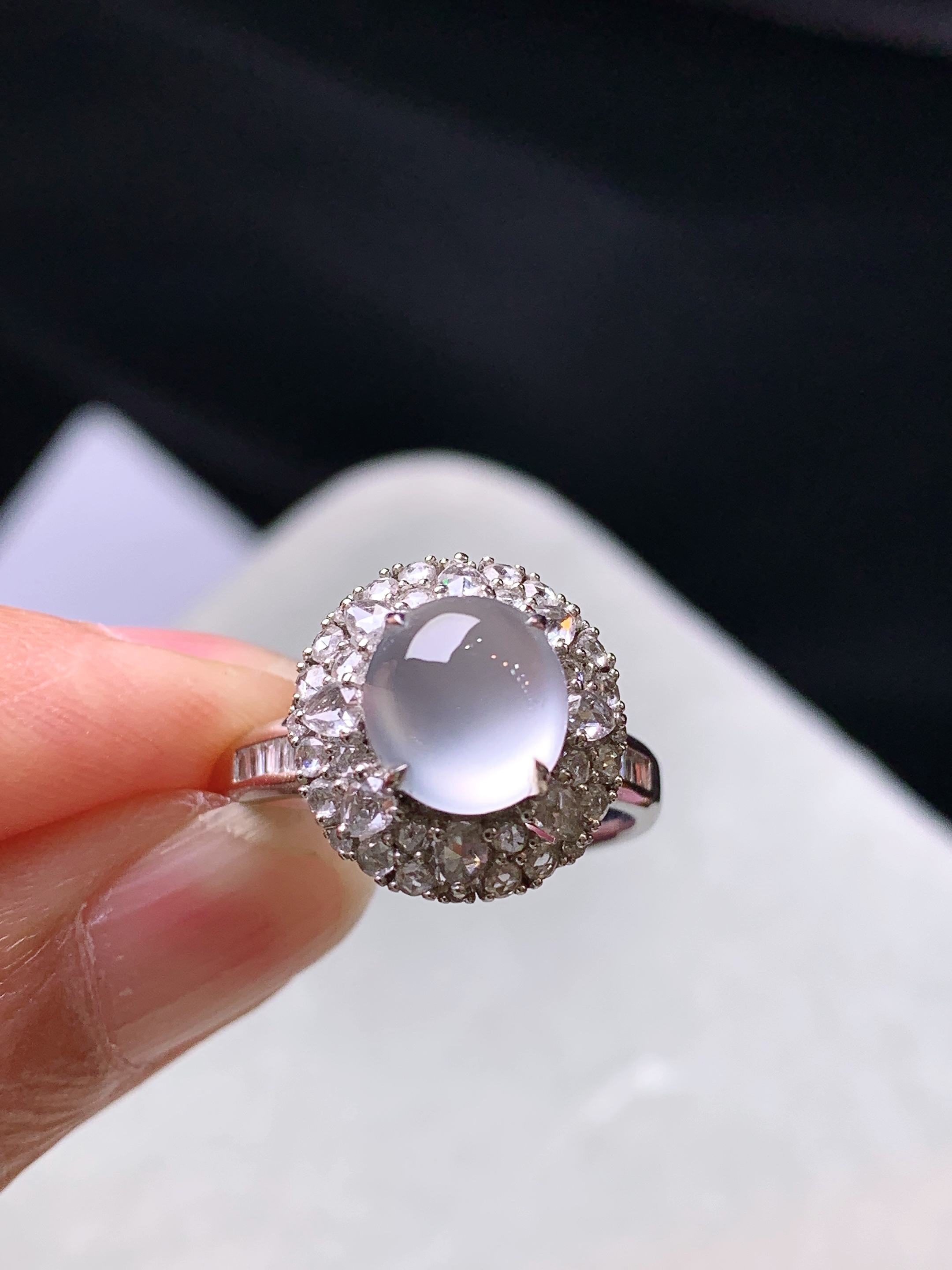 18k金钻镶嵌玻璃种蛋面戒指 玉质细腻 色泽艳丽清新 水润亮眼 圈口14 整体尺寸13.3*12.8