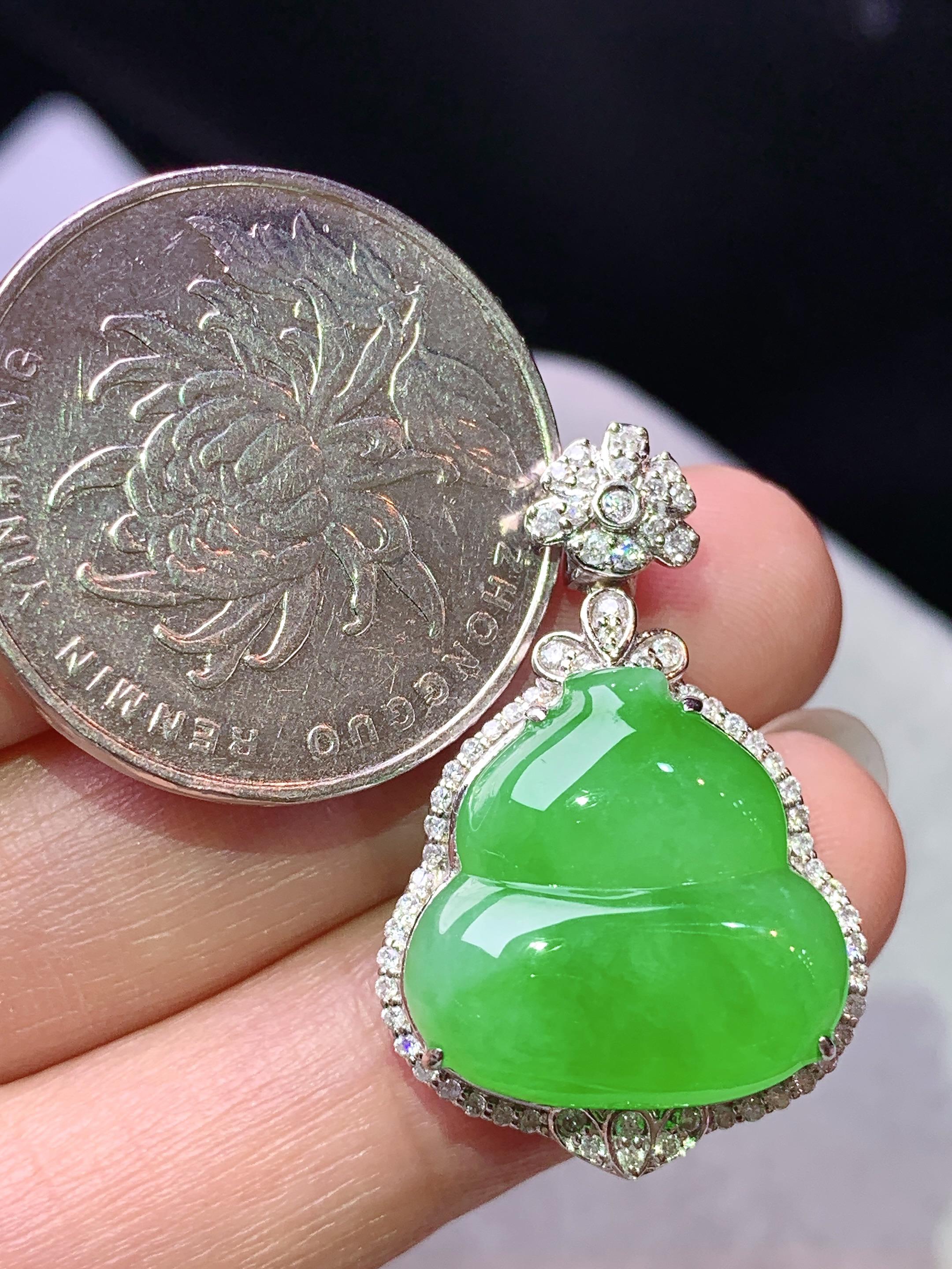 18k金钻镶嵌阳绿葫芦吊坠 玉质细腻 色泽艳丽清新 水润亮眼 整体尺寸29.5*19*9.3f1