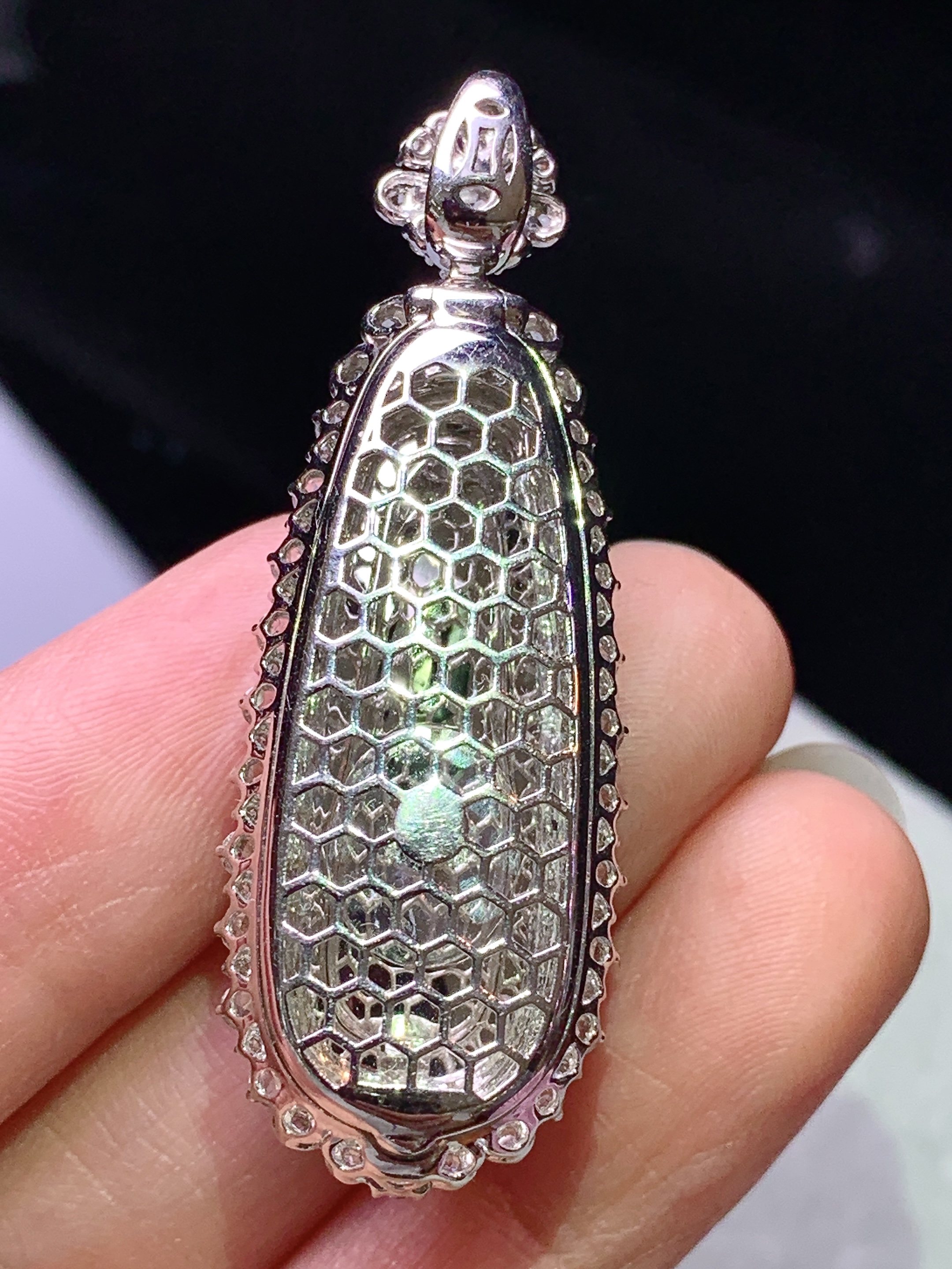 18k金钻镶嵌冰阳绿四季豆吊坠 玉质细腻 色泽艳丽清新 水润亮眼 整体尺寸45.8*16.5*13.2h2