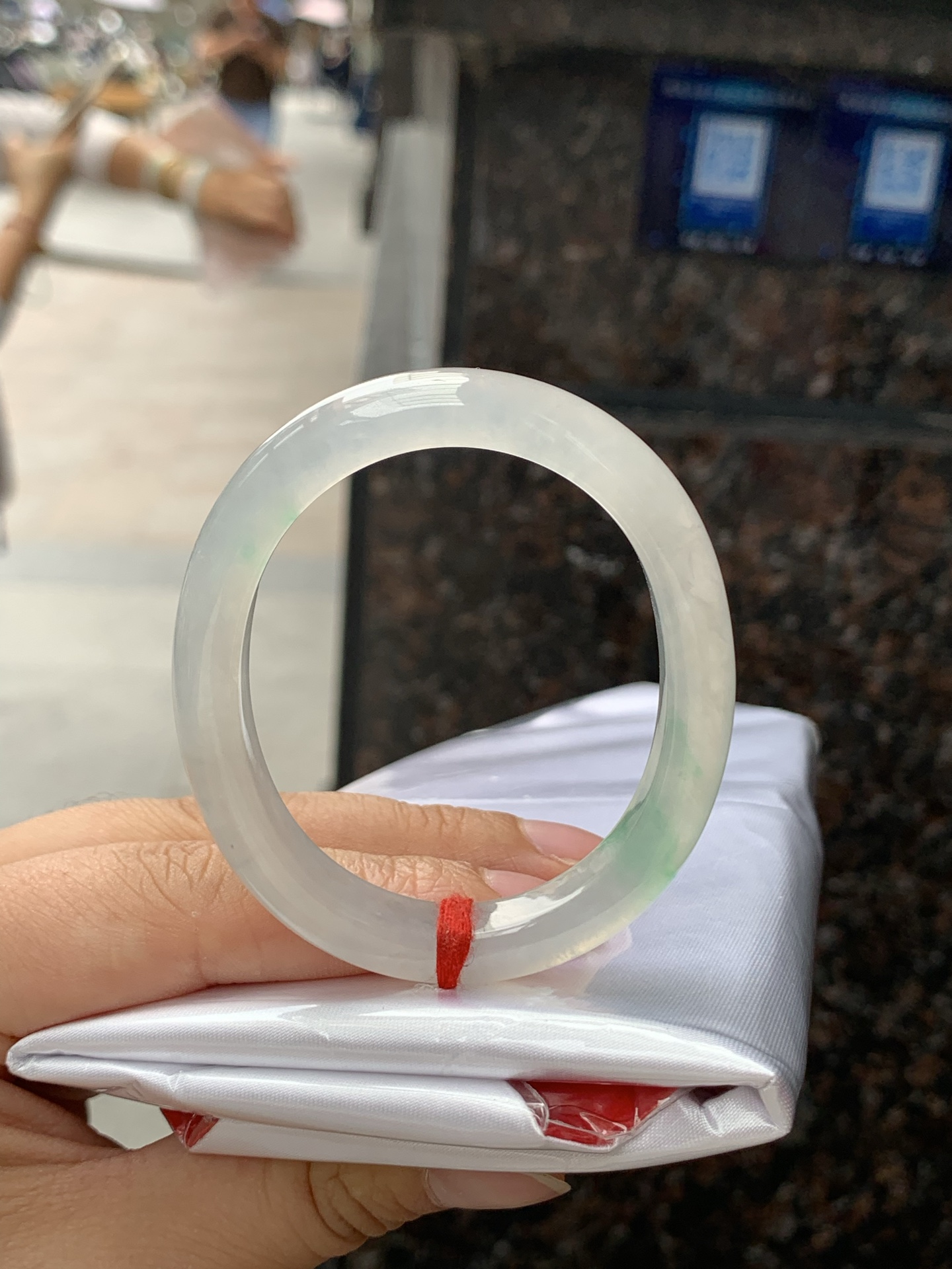 冰飘绿贵妃51.3-43-8.8-7.60422-H732打灯棉线+纹裂，不扣，底妆冰润，一丝阳绿花点缀，简约却充满灵气，清新如芽，宛若自然的画卷凝结于腕间，静中带动，韵味悠长。