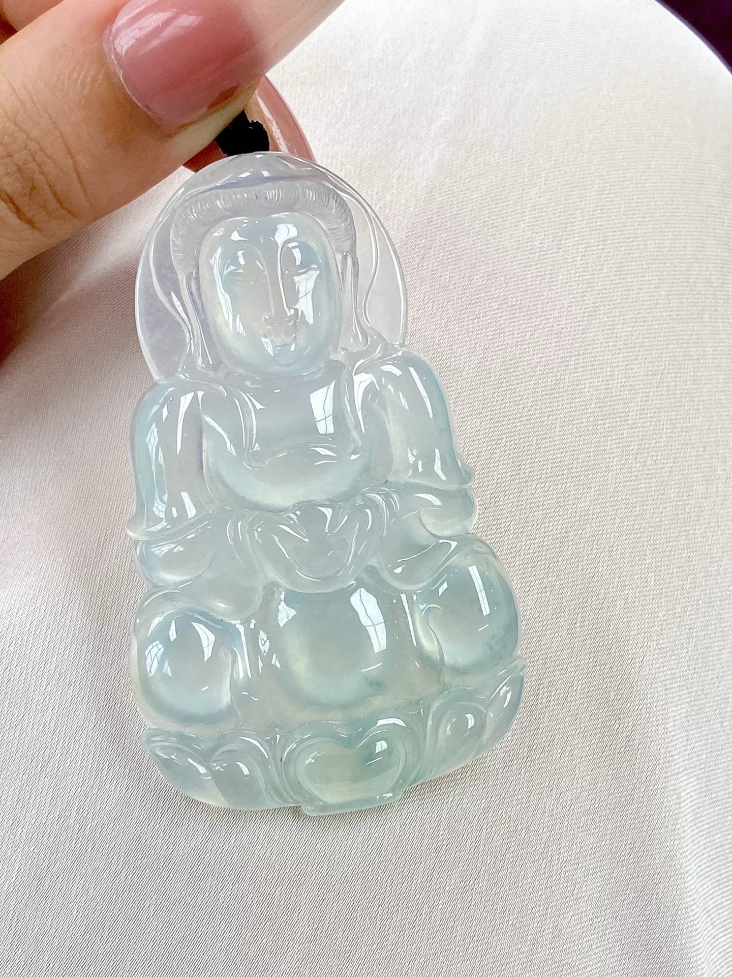 ️高冰种观音吊坠，水头超足，品质无可挑剔，大件厚装 胶润纯美，散发着灵气与禅韵，戴之大气，藏之珍爱，裸石：67.2-40.3-7.4mm，无裂。