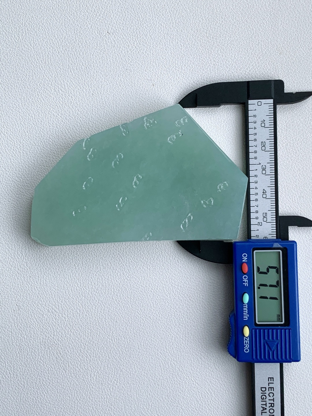 冰晴水/牌子料/片料/板料/特色料，可做牌子、人物、山水、动物、花件……等推荐参考，89.6-57.1-12.6，161.2克，材料优选，一汪清露凝冰肌，半亩晴光润玉扉，这块浅晴底冰润翡翠料子色泽匀净清浅，如同春日湖光般温润透亮，玉质细腻紧实，水头饱满莹润，胶感柔和温婉，稍加匠心巧琢，便可设计打磨为平安无事牌、简约素牌、清雅山水、自在禅心等各类雅致挂件，素净底色自带安宁沉静的气韵，寓意心境澄澈通透、一世平安顺遂、清雅无忧，上手佩戴温润低调、百搭耐看，亦护佑福运常伴、前路明朗、万事安稳称心。