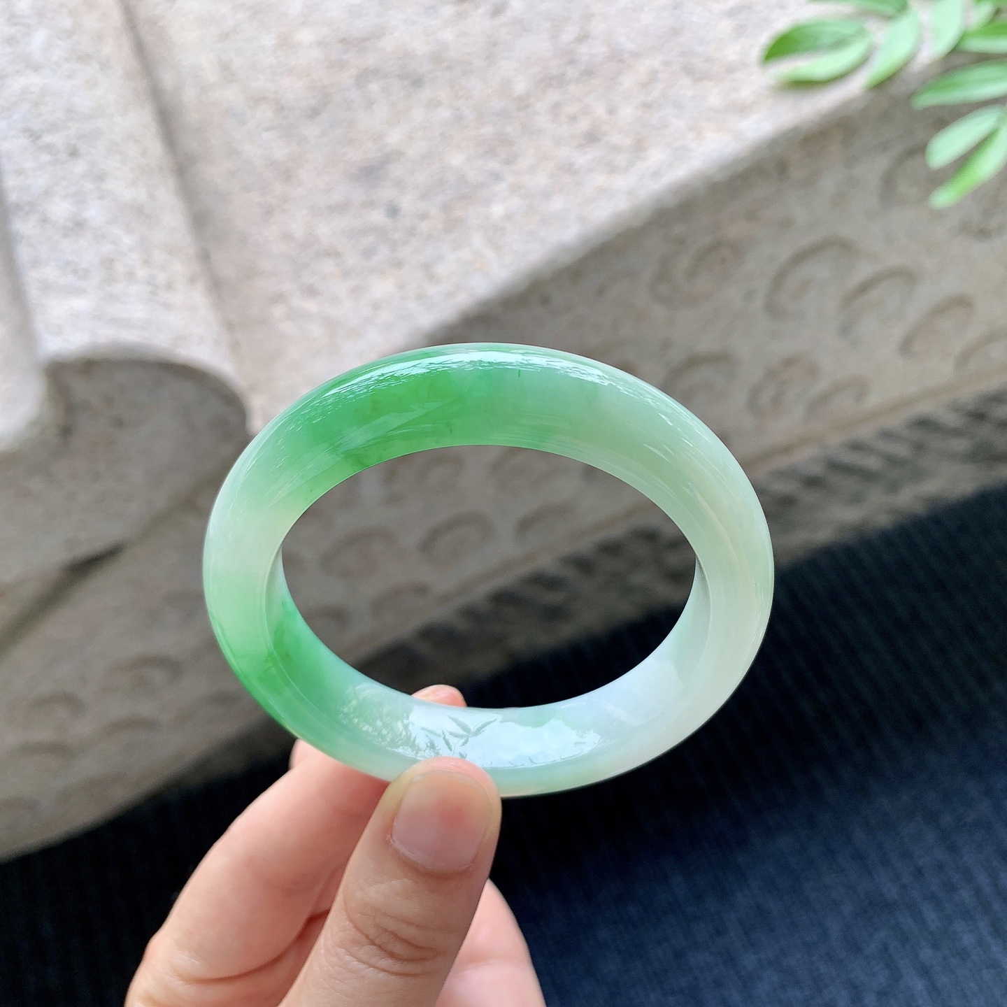 正圈52 53 圈口53.8/12/9.1 编码A1051069 细糯飘阳绿，水润，种老，细腻，打灯有絮线
