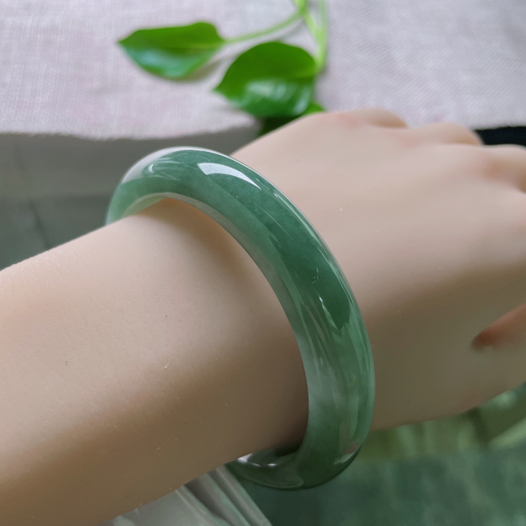 56.8/12/7.8，油绿正圈，水头好，种老，一点细纹不显，无裂，ss49252a