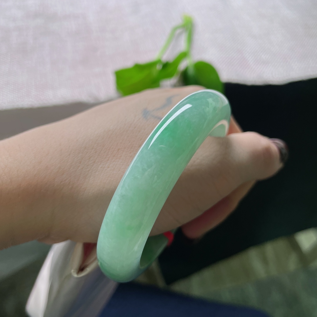 53.7/12.7/8.6果绿底正圈，颜色甜美，简单好看，清新又治愈，无裂，ss51644a