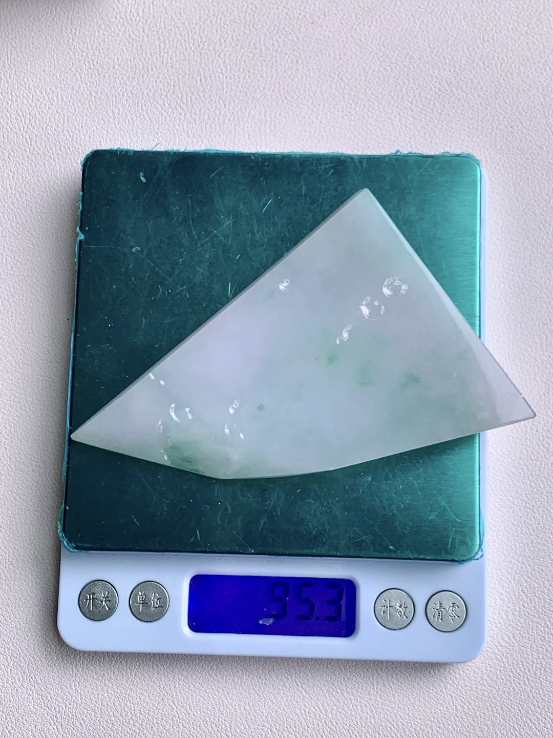 ️冰飘花/牌子料/片料/板料/特色料题材：可做牌子、人物、山水、动物、花件……等推荐参考尺寸：92.8-69.3-7.3重量：95.3克材料优选•紫雾凝烟浮翠影，冰魂透骨蕴春光。•此料为冰飘花春带彩片料，紫韵交融春绿，冰润通透如晨雾凝霜，取“紫气东来，春和景明”之意境。大料整取，形制规整，留白充足，既宜简约素牌彰显清雅，亦可雕琢山水人物绘就诗意，适配多元创作，是藏家与匠心创作的优质之选。