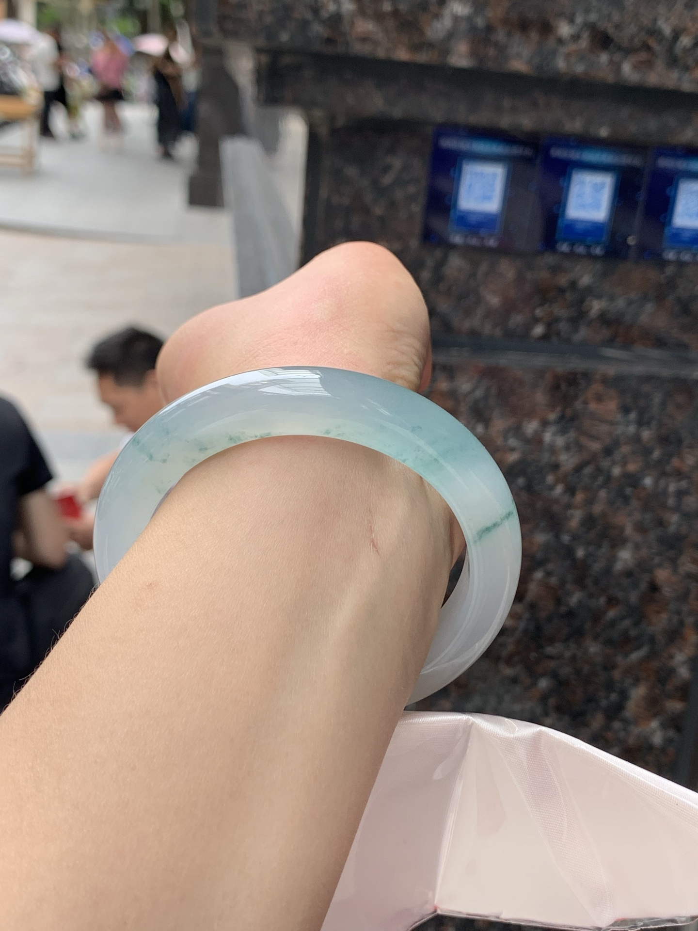 冰飘花正圈58-11.9-9.50422-N489打灯细纹，底妆冰透细腻，冰底中开出了朵朵兰花，飘花灵动飘逸，勾勒出一幅唯美诗意的山水意境画，古典优雅又秀气。