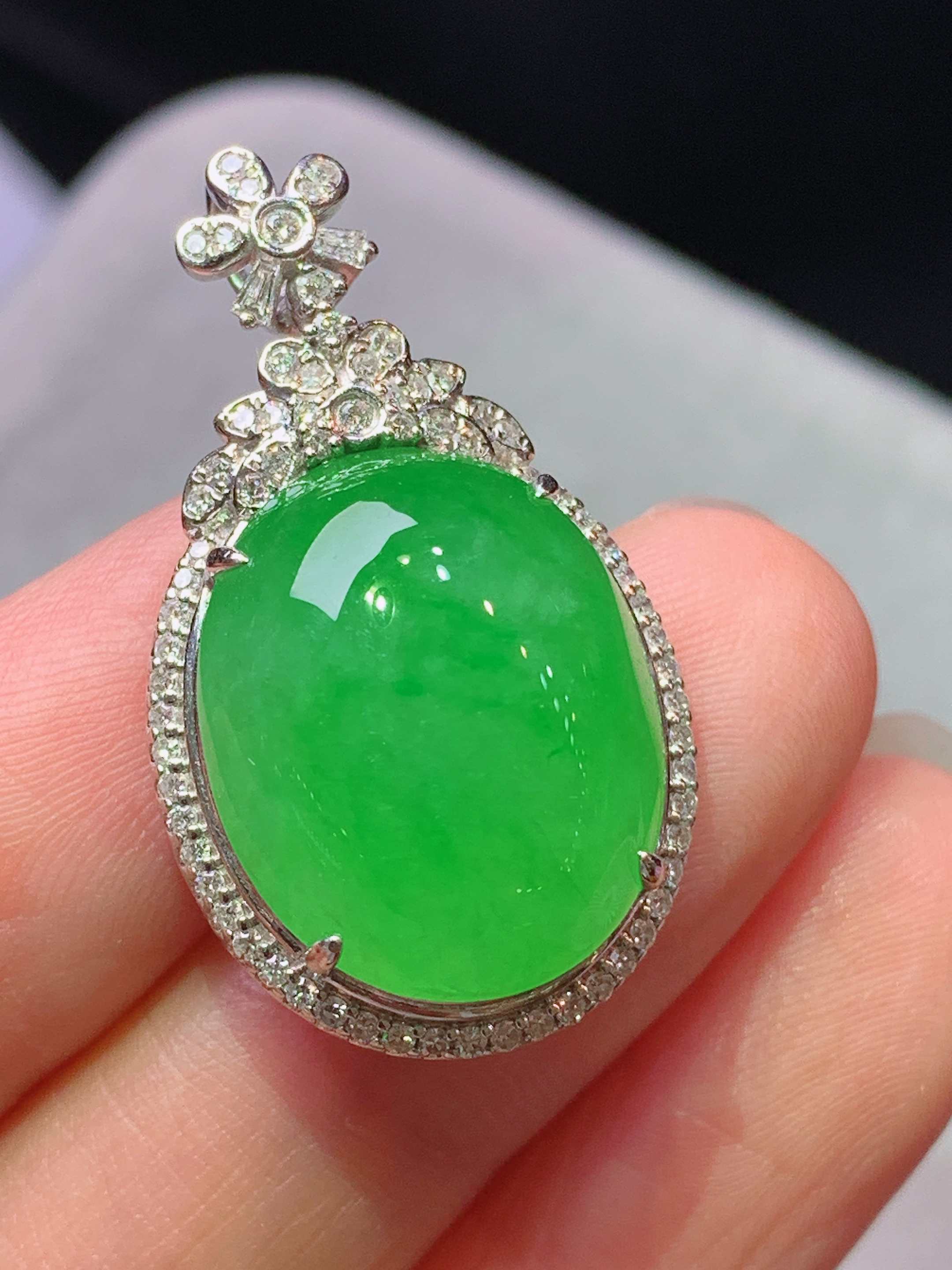 18k金钻镶嵌冰阳绿蛋面吊坠 玉质细腻 色泽艳丽清新 水润亮眼 整体尺寸31.2*17.8*10b2