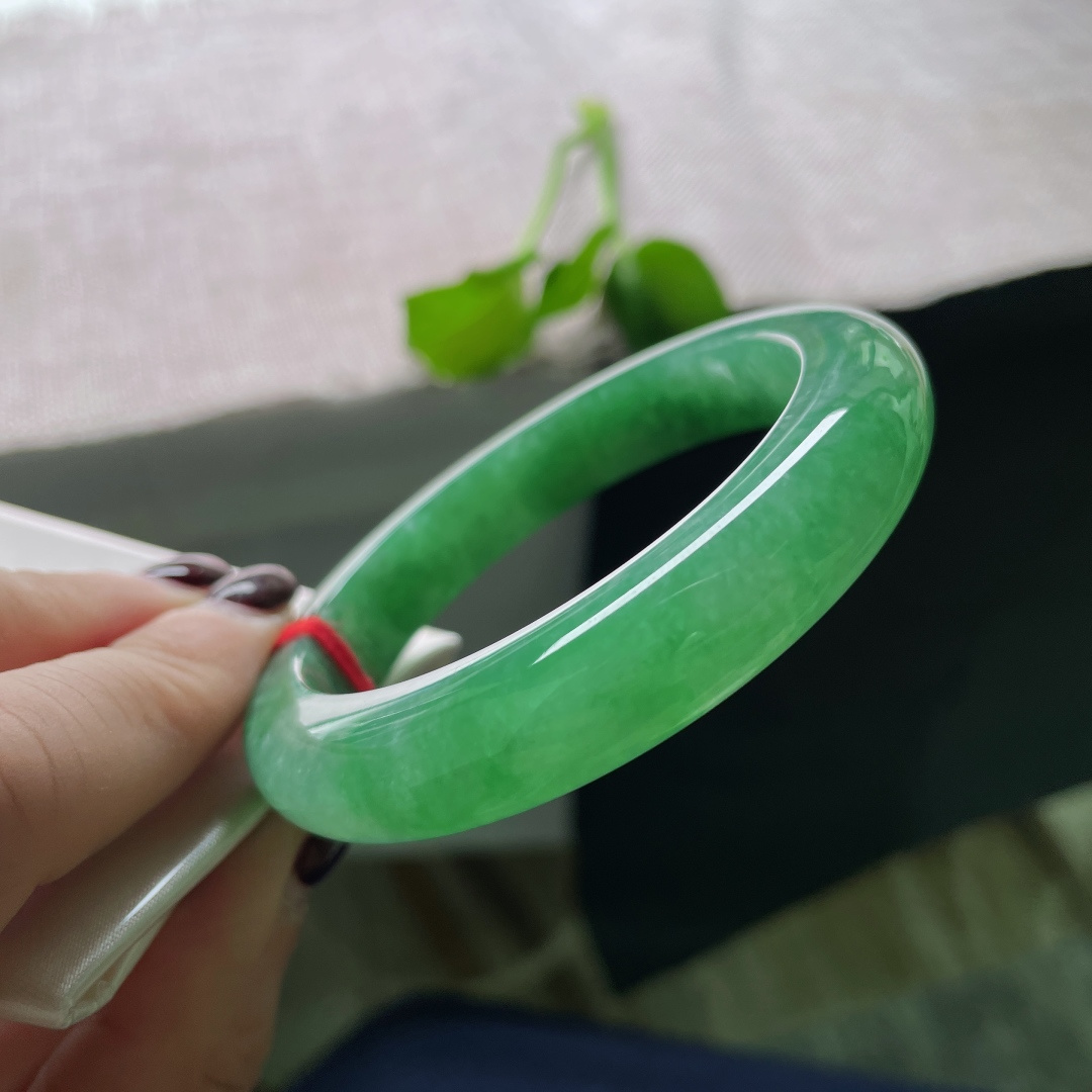 55.2/11.7/9.3绿底正圈，或深邃如湖，或清透如溪，每一眼，都是不同的风景。有纹，ss51699a