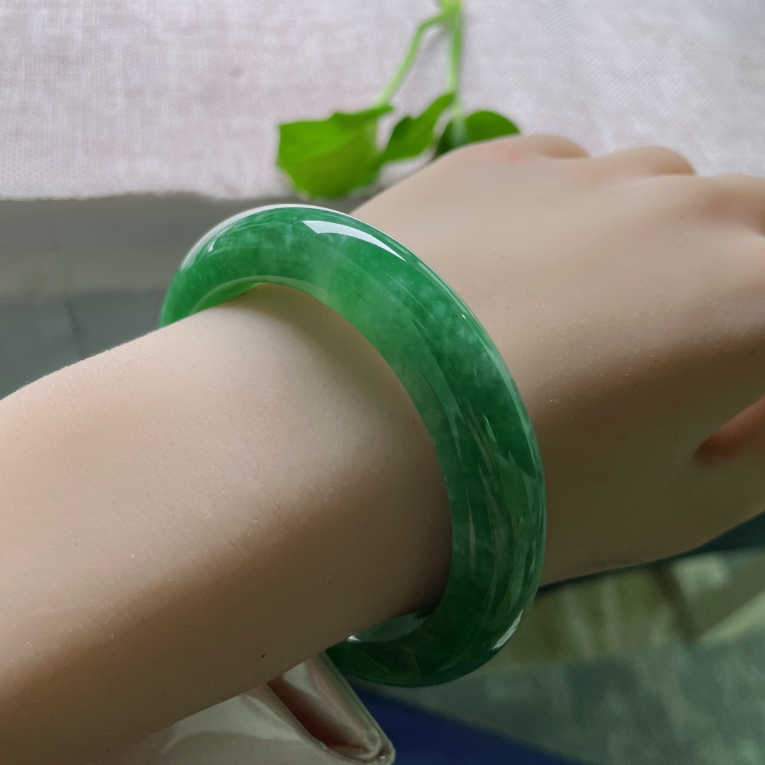 55/11.7/9.4，绿底正圈，历久弥新，愈发温润深沉，如凝固的时光。皮纹，ss51701a