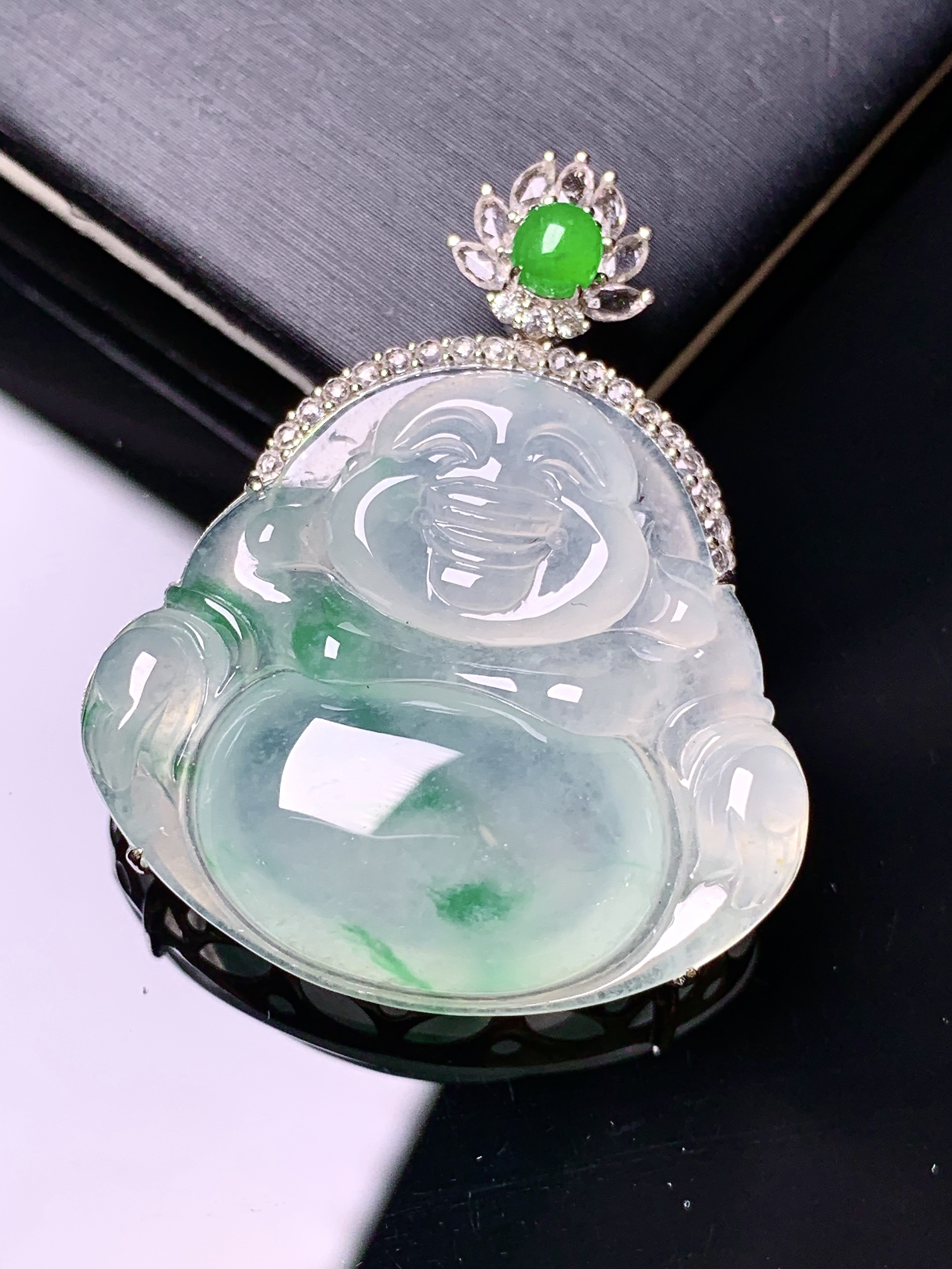 18k金钻镶嵌冰飘绿佛公吊坠 玉质细腻 色泽艳丽清新 水润亮眼 整体尺寸36*29*8.5a2