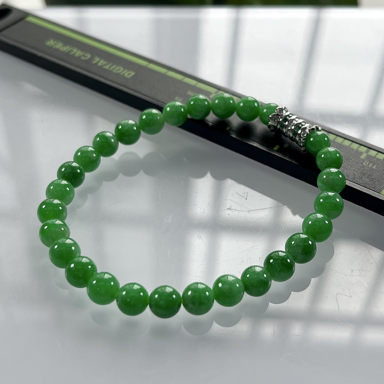 缅甸天然翡翠A货，卡6冰润满绿阳绿圆珠手串手链，尺寸：6mm/28颗，长度170mm，重量：11.14g