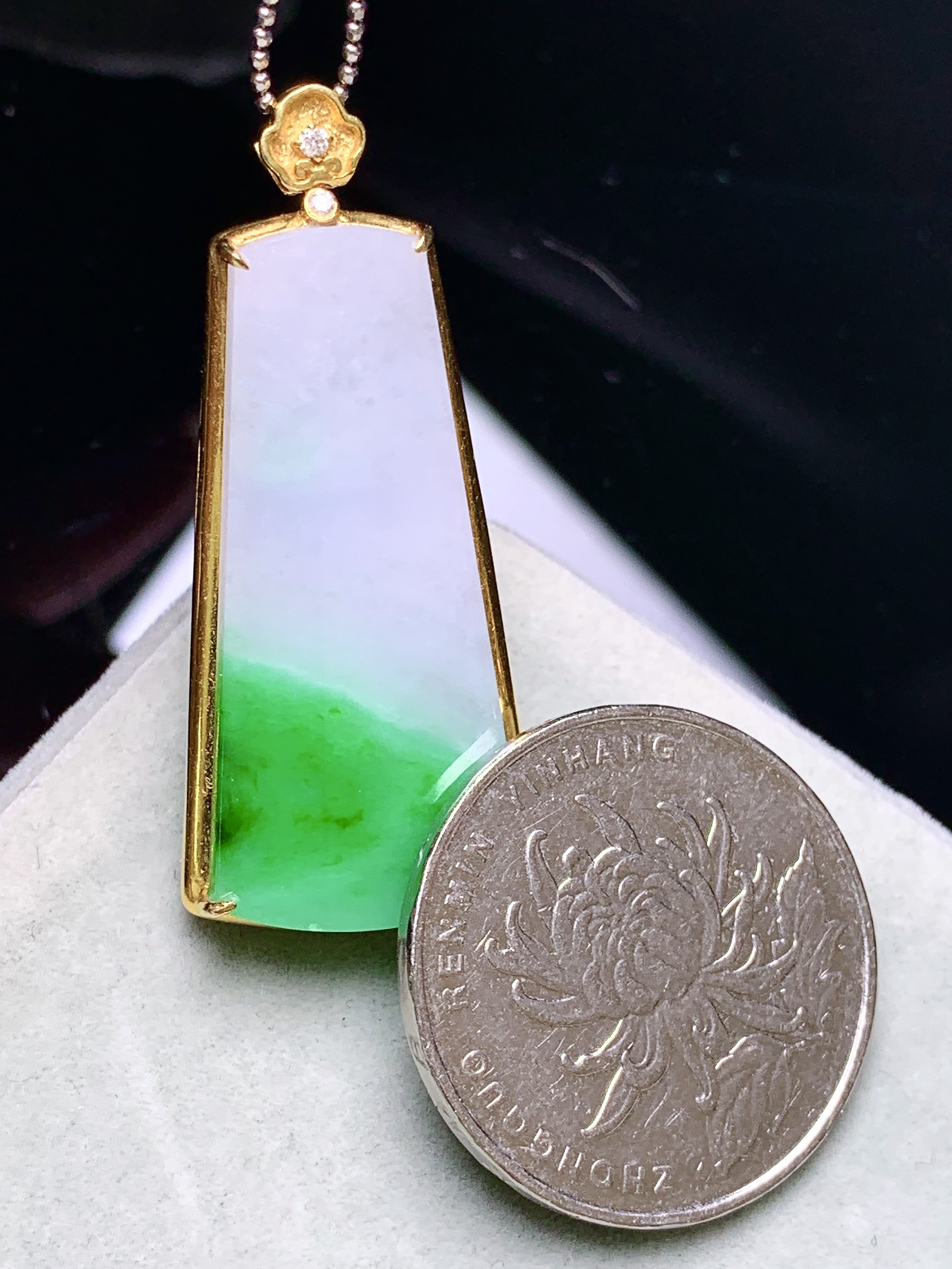 18k金钻镶嵌飘阳绿无事牌吊坠 玉质细腻 色泽艳丽清新 水润亮眼 整体尺寸41*18*6.5L4