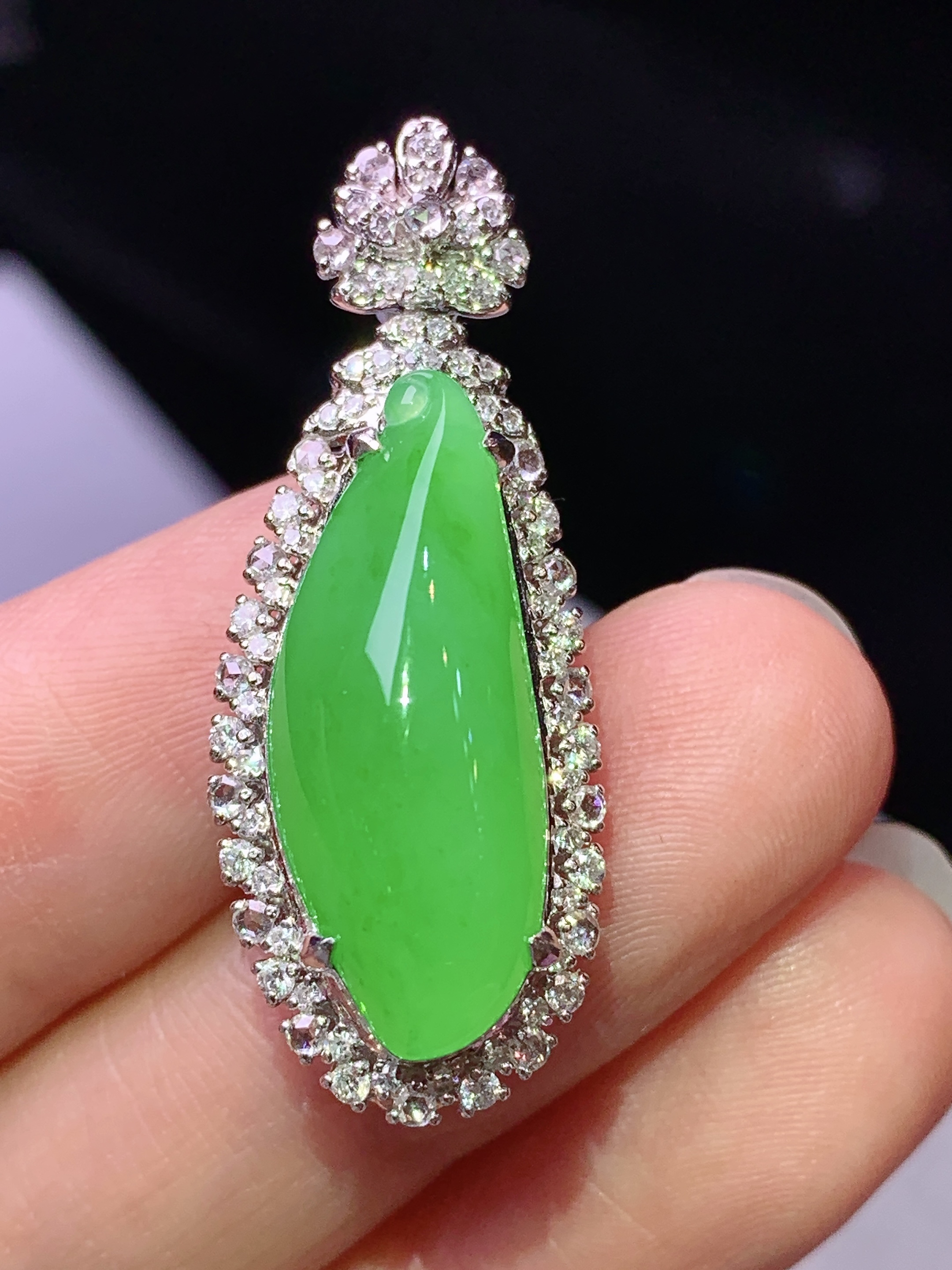 18k金钻镶嵌阳绿福瓜吊坠 玉质细腻 色泽艳丽清新 水润亮眼 整体尺寸35*13.6*11.8h2