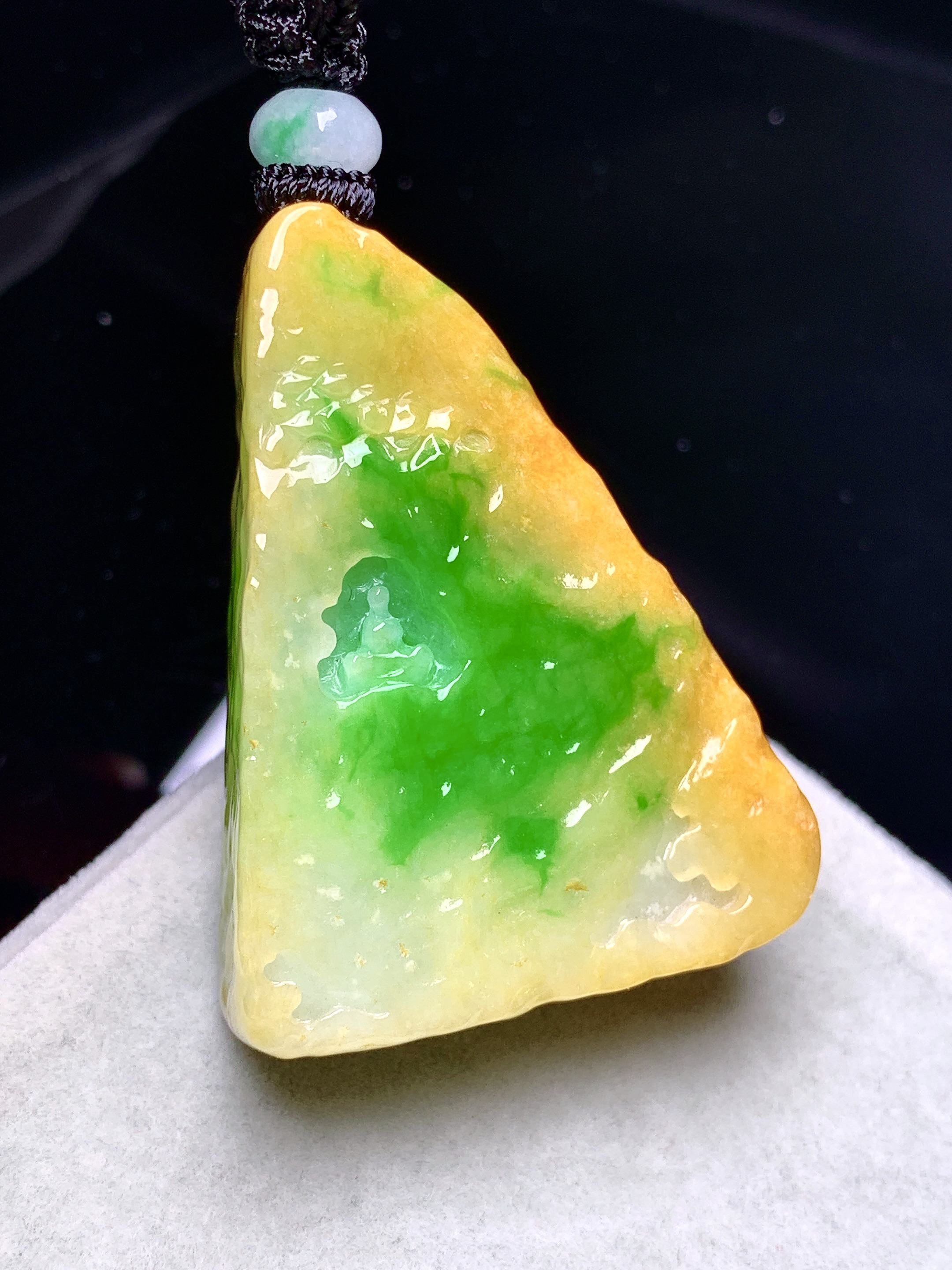 黄绿翡悟道吊坠 玉质细腻 色泽艳丽清新 水润亮眼 整体尺寸44.8*31.5*12.6w1