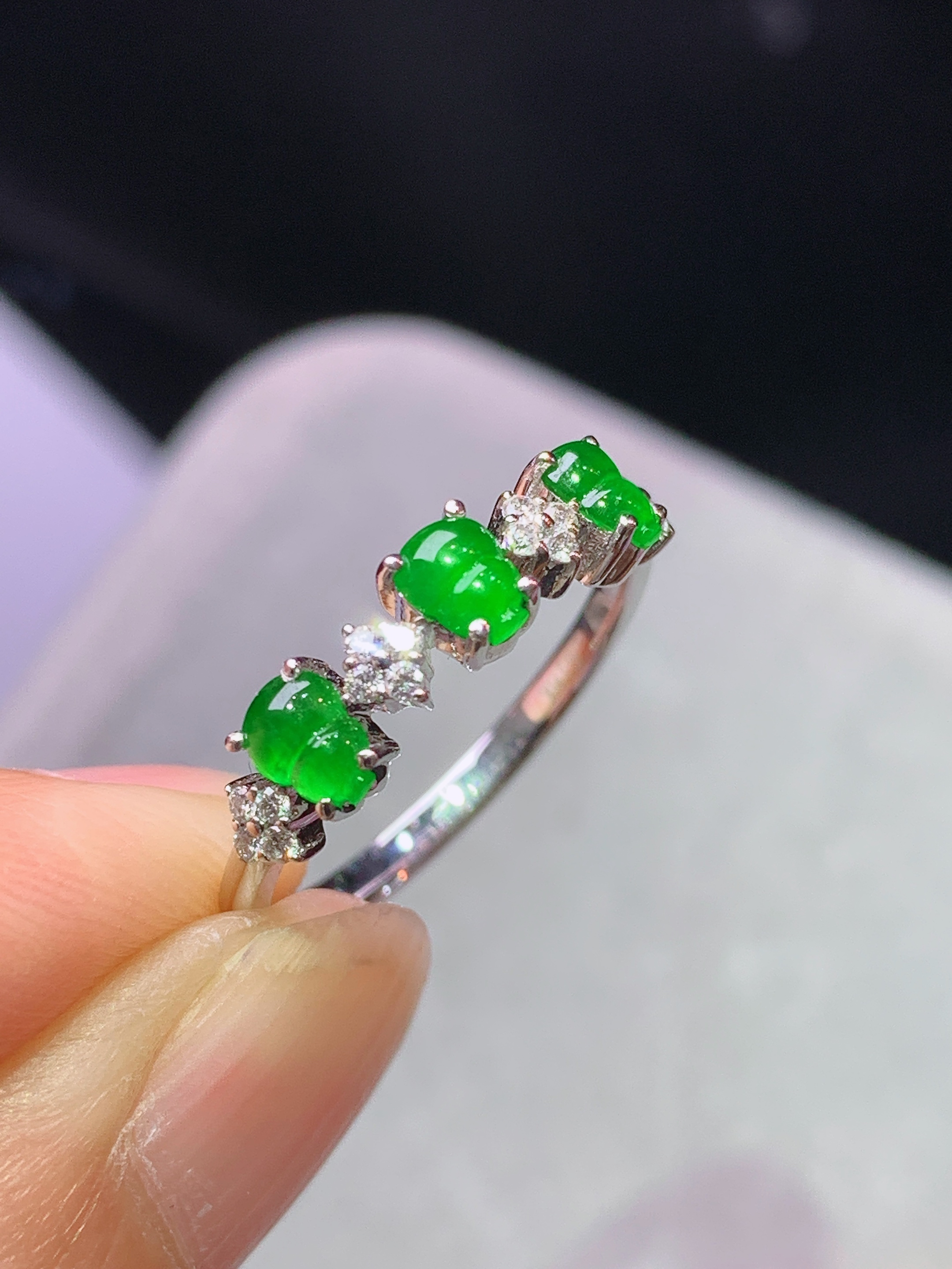 18k金钻镶嵌冰阳绿葫芦戒指 玉质细腻 色泽艳丽清新 水润亮眼 圈口13.5 裸石尺寸4.3*3.2