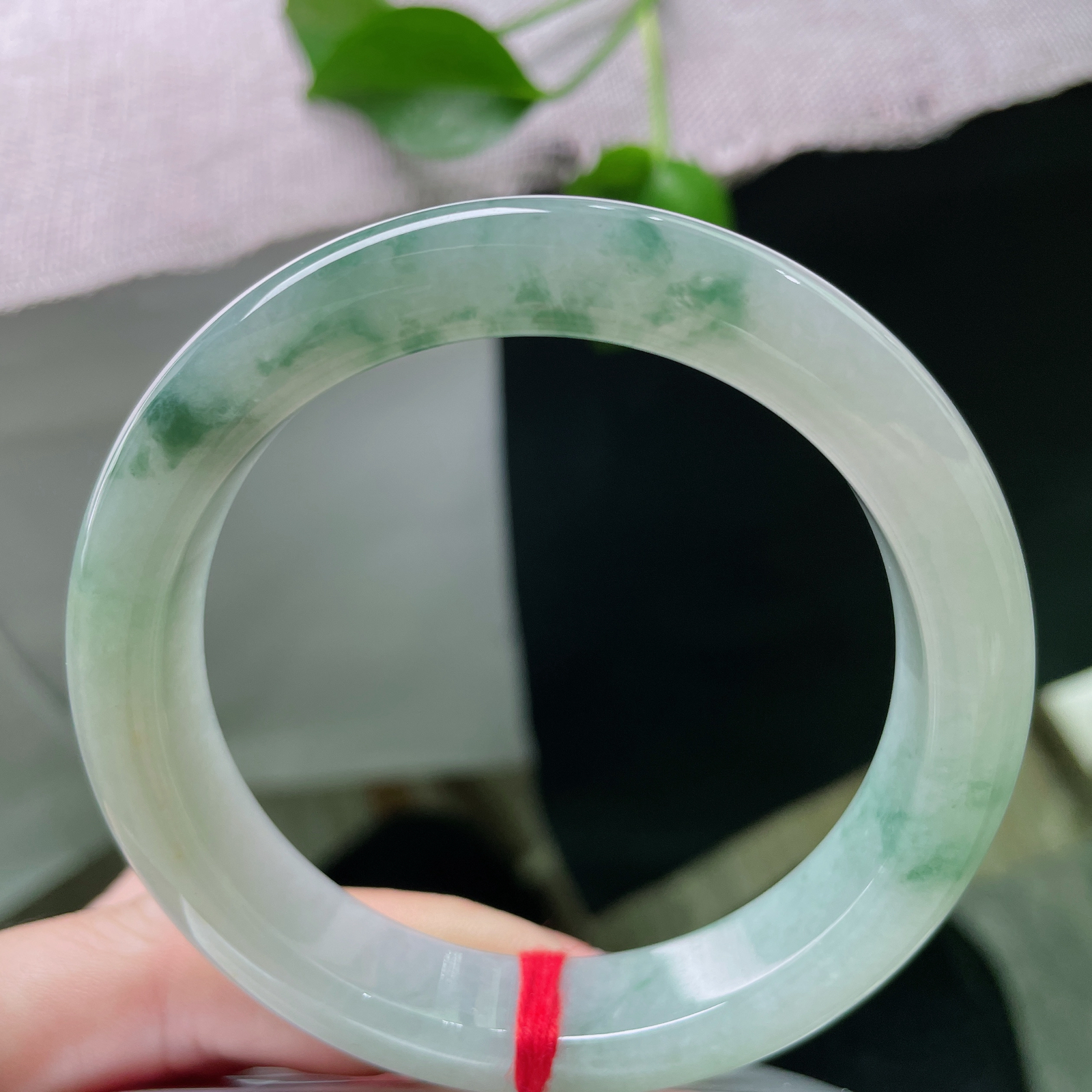 57.4/12.1/8.7飘花正圈，天然晕染，如诗如画。每一朵飘花，都是时光写给玉石的诗。ss517