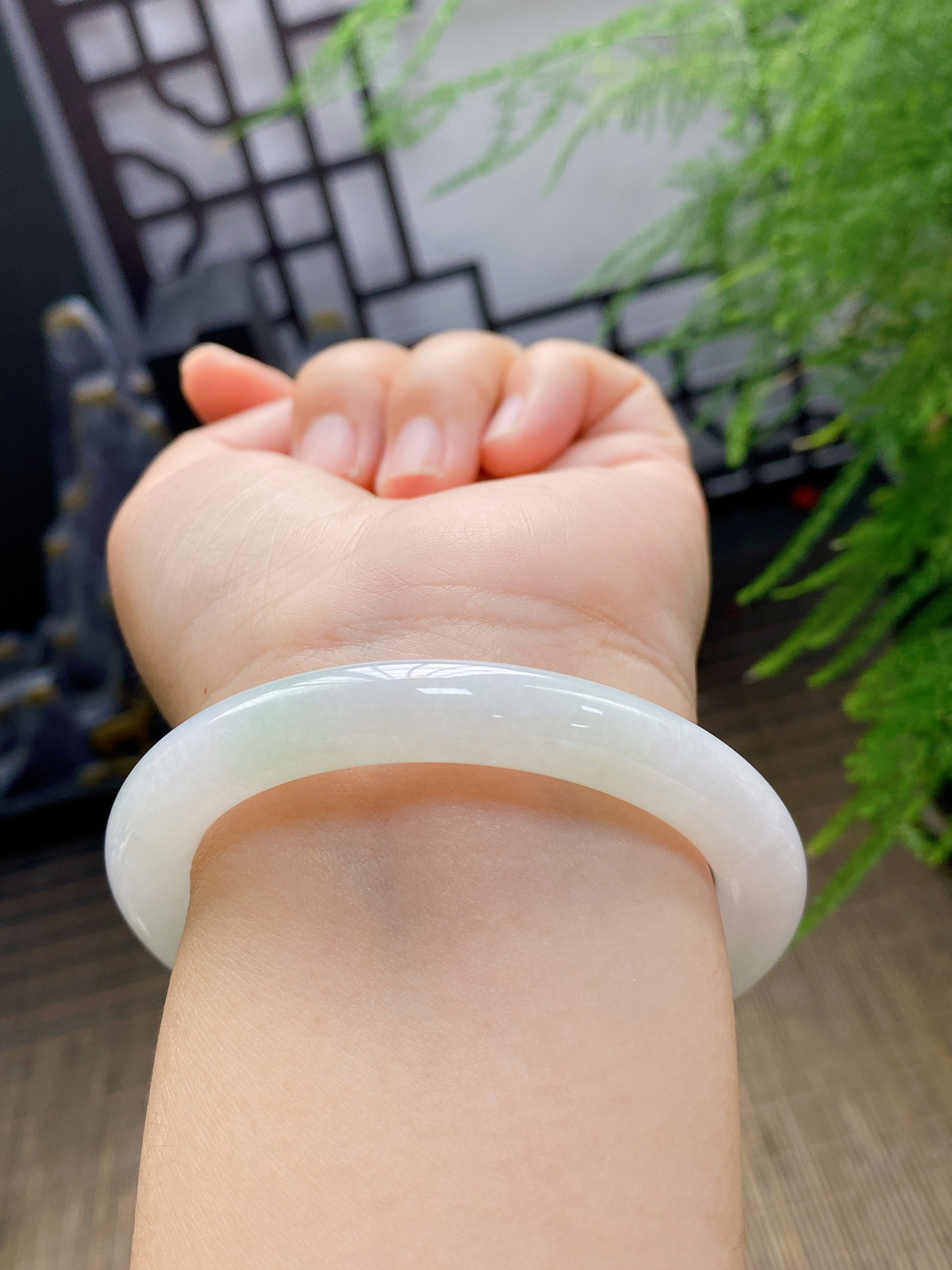 【白底飘绿圆条手镯】

【尺寸】55.1-9-9