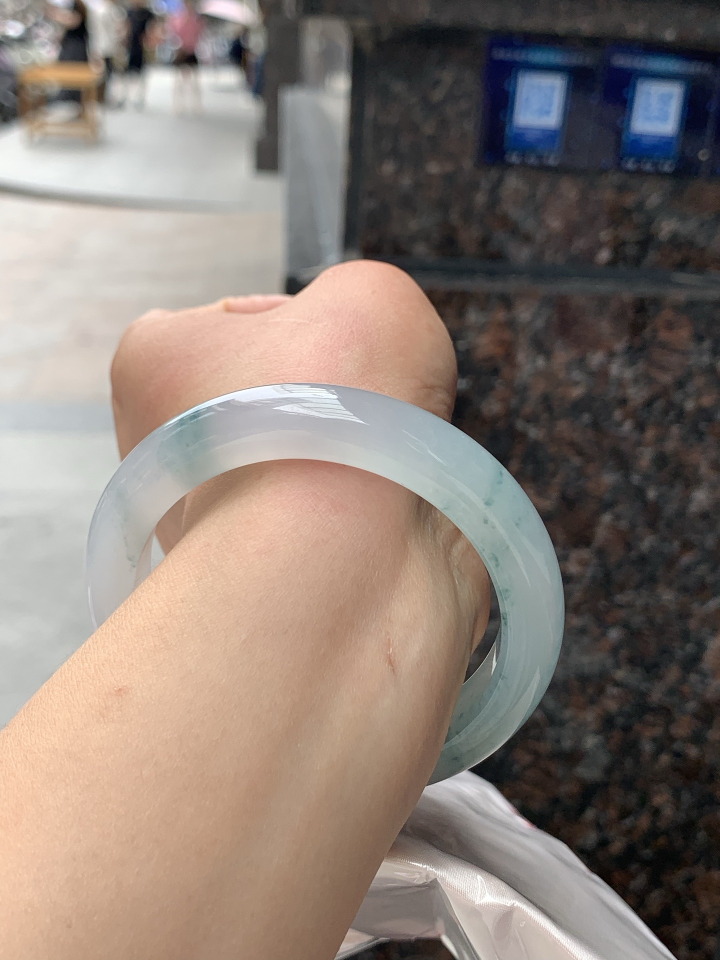 冰飘花正圈58-11.9-9.50422-N489打灯细纹，底妆冰透细腻，冰底中开出了朵朵兰花，飘花灵动飘逸，勾勒出一幅唯美诗意的山水意境画，古典优雅又秀气。