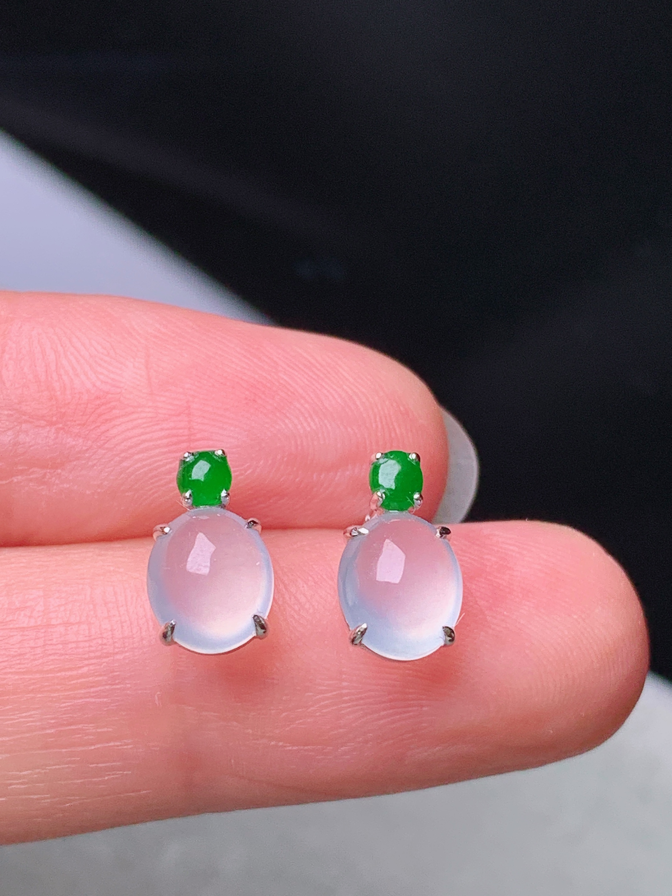 18k金镶嵌冰种蛋面耳钉 玉质细腻 色泽艳丽清新 水润亮眼 整体尺寸10.2*6*3.8b2