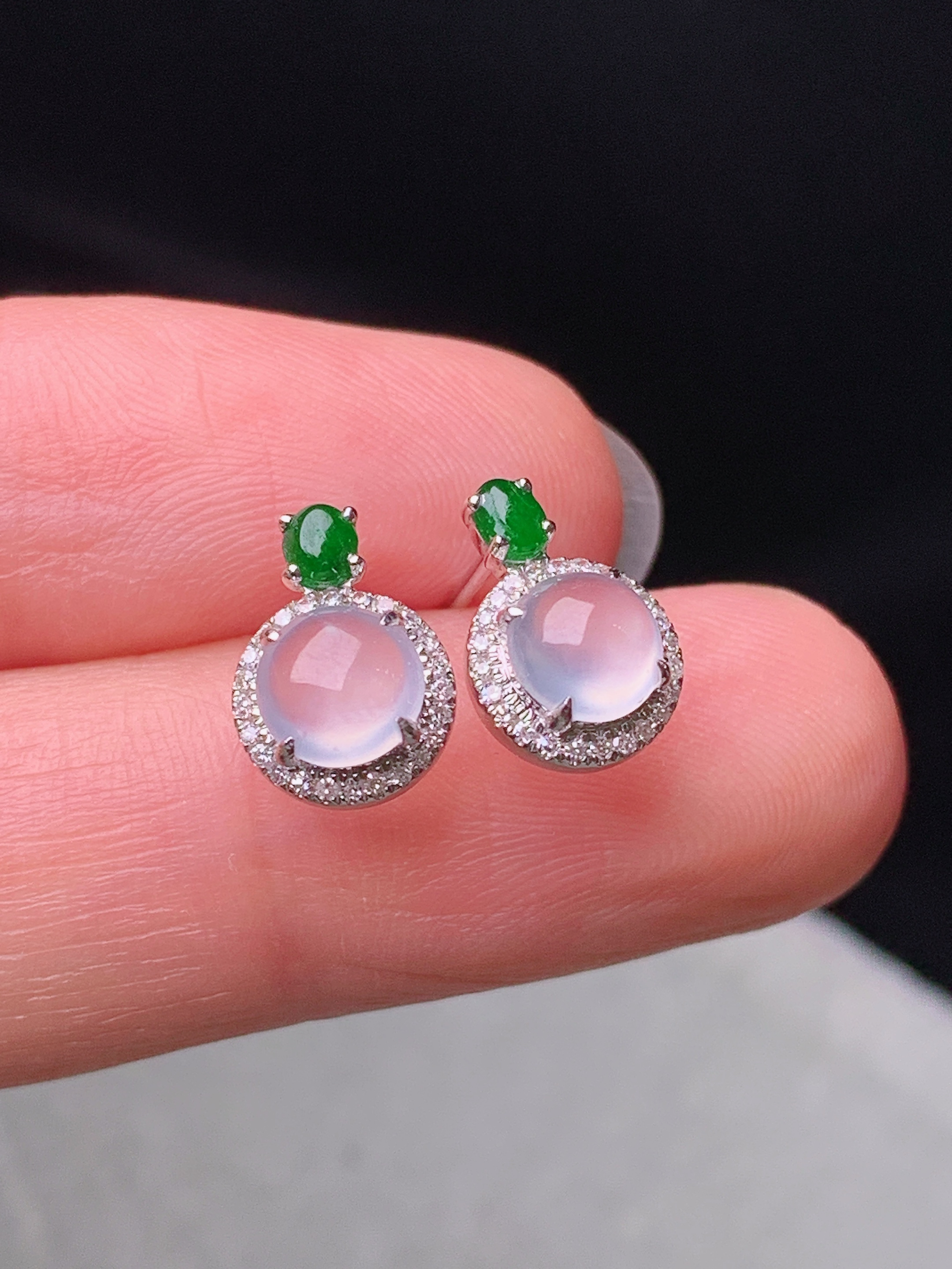 18k金钻镶嵌冰种蛋面耳钉 玉质细腻 色泽艳丽清新 水润亮眼 整体尺寸10.3*7.5*4b2