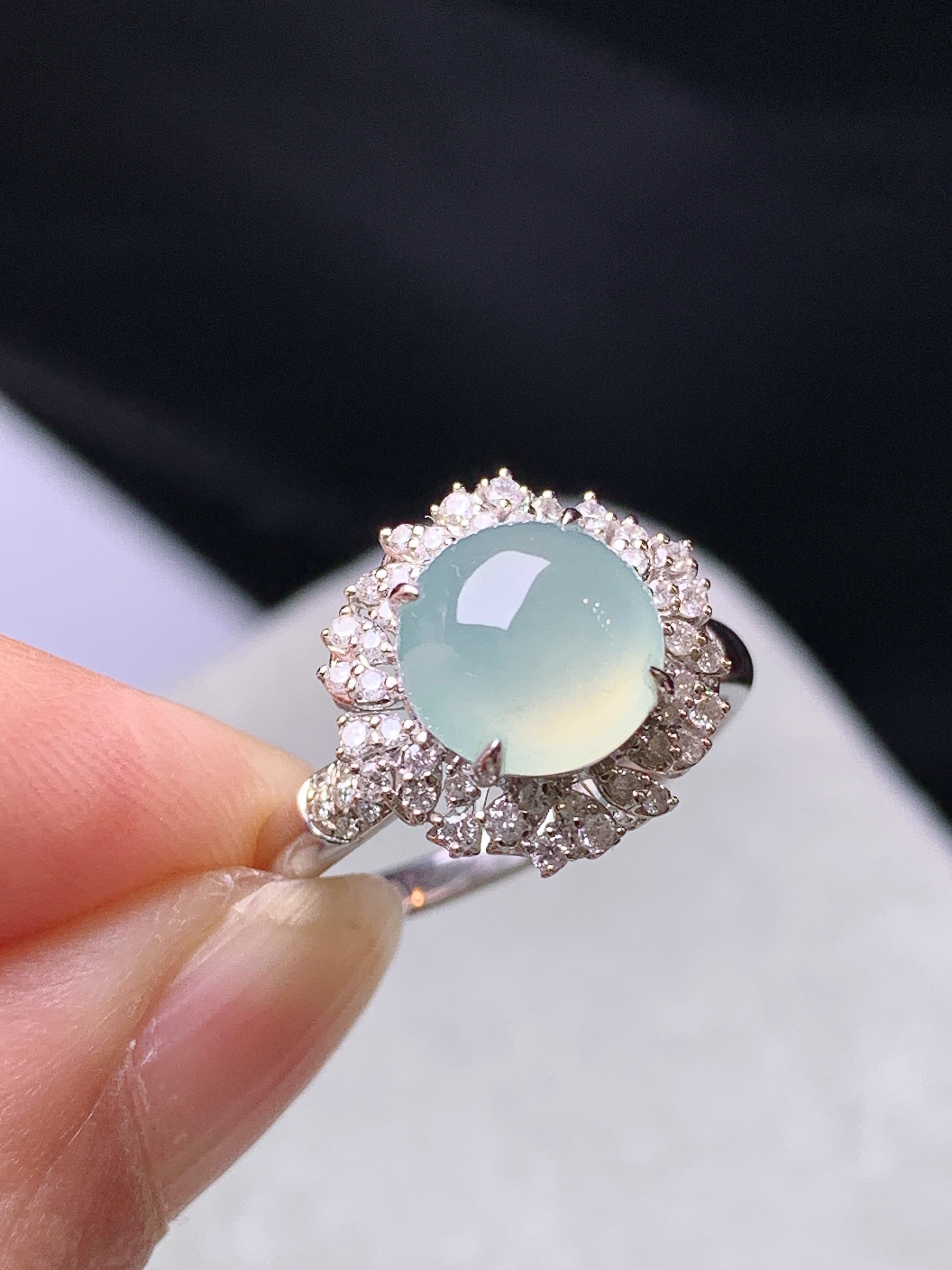 18k金钻镶嵌冰种晴底戒指 玉质细腻 色泽艳丽清新 水润亮眼 圈口14 整体尺寸13.5*12.8*