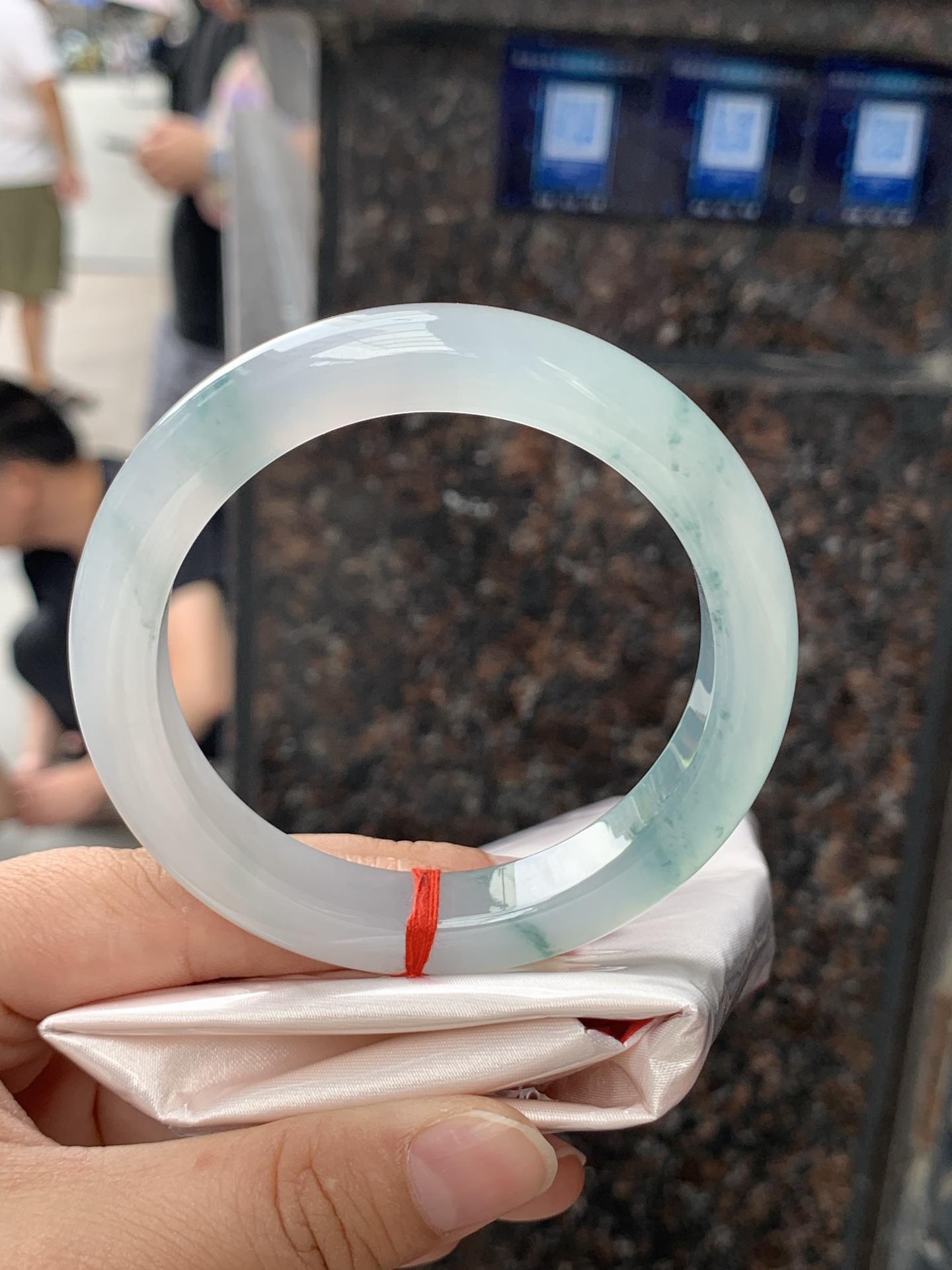 冰飘花正圈58-11.9-9.50422-N489打灯细纹，底妆冰透细腻，冰底中开出了朵朵兰花，飘花灵动飘逸，勾勒出一幅唯美诗意的山水意境画，古典优雅又秀气。