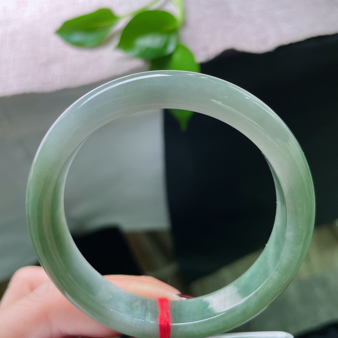 56.8/12/7.8，油绿正圈，水头好，种老，一点细纹不显，无裂，ss49252a