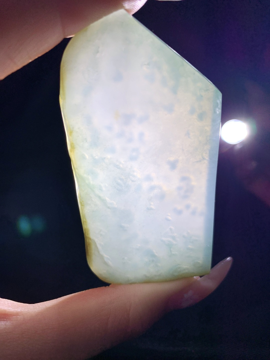 【材料】🫧冰种/牌子料/片料/板料/特色料【题材】可做牌子、人物、山水、动物、花件……等推荐参考【尺寸】78.2-37.8-7.3【重量】63.1克材料优选浅烟凝玉铺清润，柔色含光蕴静灵这块冰润浅春底带黄翡翡翠片料质地细腻冰透，水头清亮莹润，似薄雾漫裹的柔润月光，边角暖黄俏色自然晕染，零星翠色轻缀其间，玉面肌理温润细腻、胶感十足，经精工俏雕后，可化作山水意境牌、禅意悟道、平安无事素牌等雅致佳作，浅柔底色象征心境安然、顺遂宁和，俏色黄翡寓意招财纳福、贵气相随自带清逸悠远的静谧氛围感，佩戴可衬温润雅致气质，更护佑一生安稳无忧、福运绵长、前程清宁坦荡。