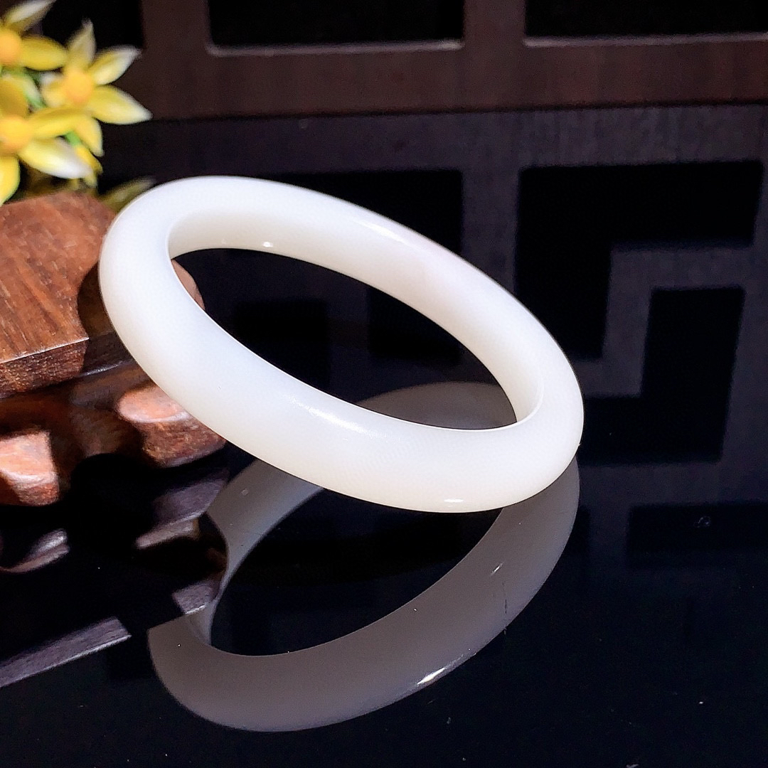 和田玉54圈羊脂白手镯！枣红皮手镯，玉质细腻油润 底色纯净 无裂无杂 脂粉好，品质高。