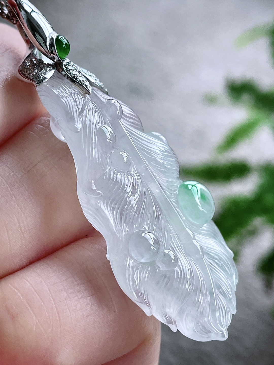 【镶嵌】冰飘花叶子大树叶吊坠  【说明】缅甸 18k金镶嵌 无裂 性比高  【整体】56.8  【裸石】46.3-23.2-10  【重量】16.3克