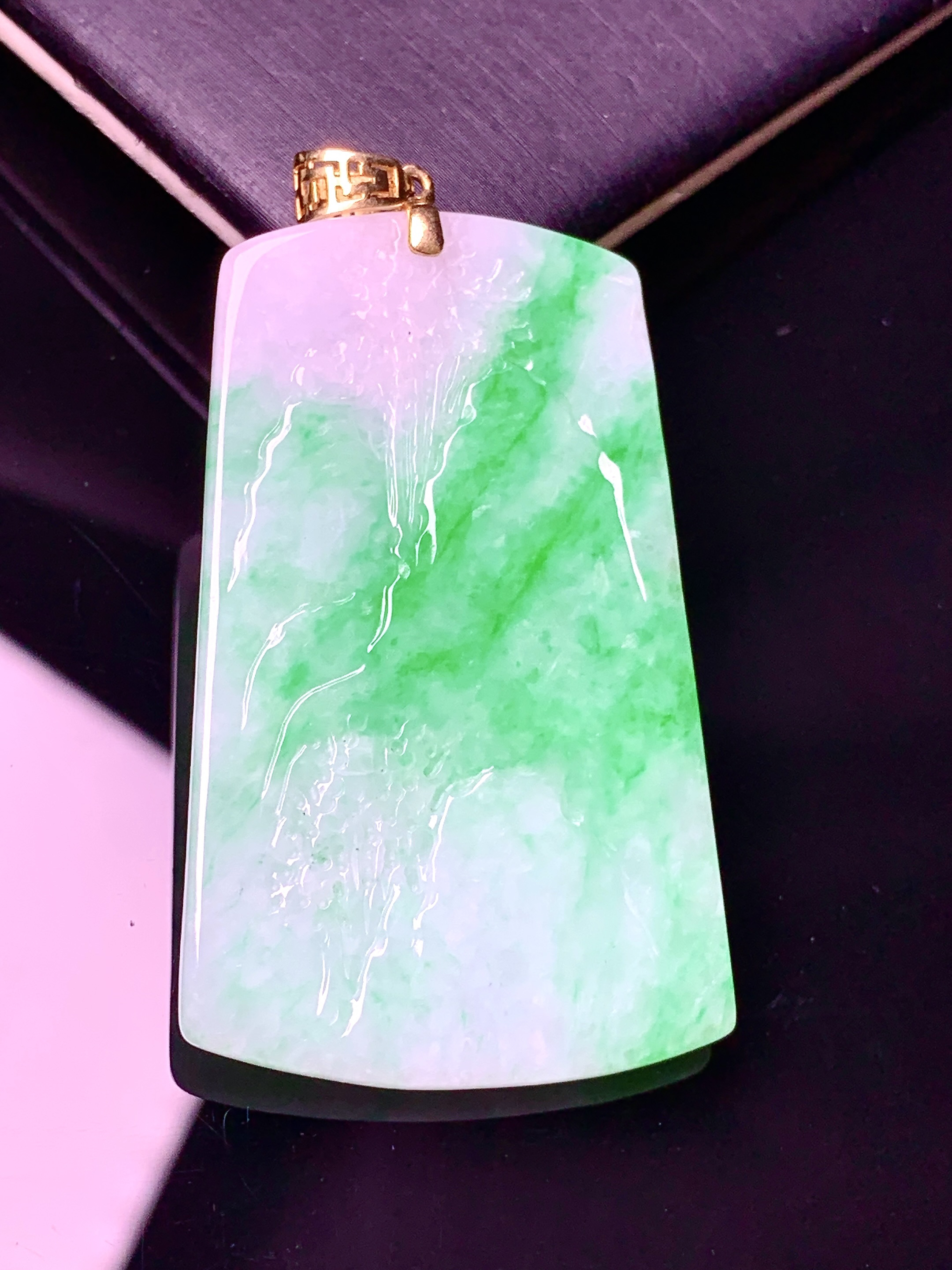 18k金镶嵌飘绿山水牌子吊坠 玉质细腻 色泽艳丽清新 水润亮眼 整体尺寸52*27.5*5.6w1