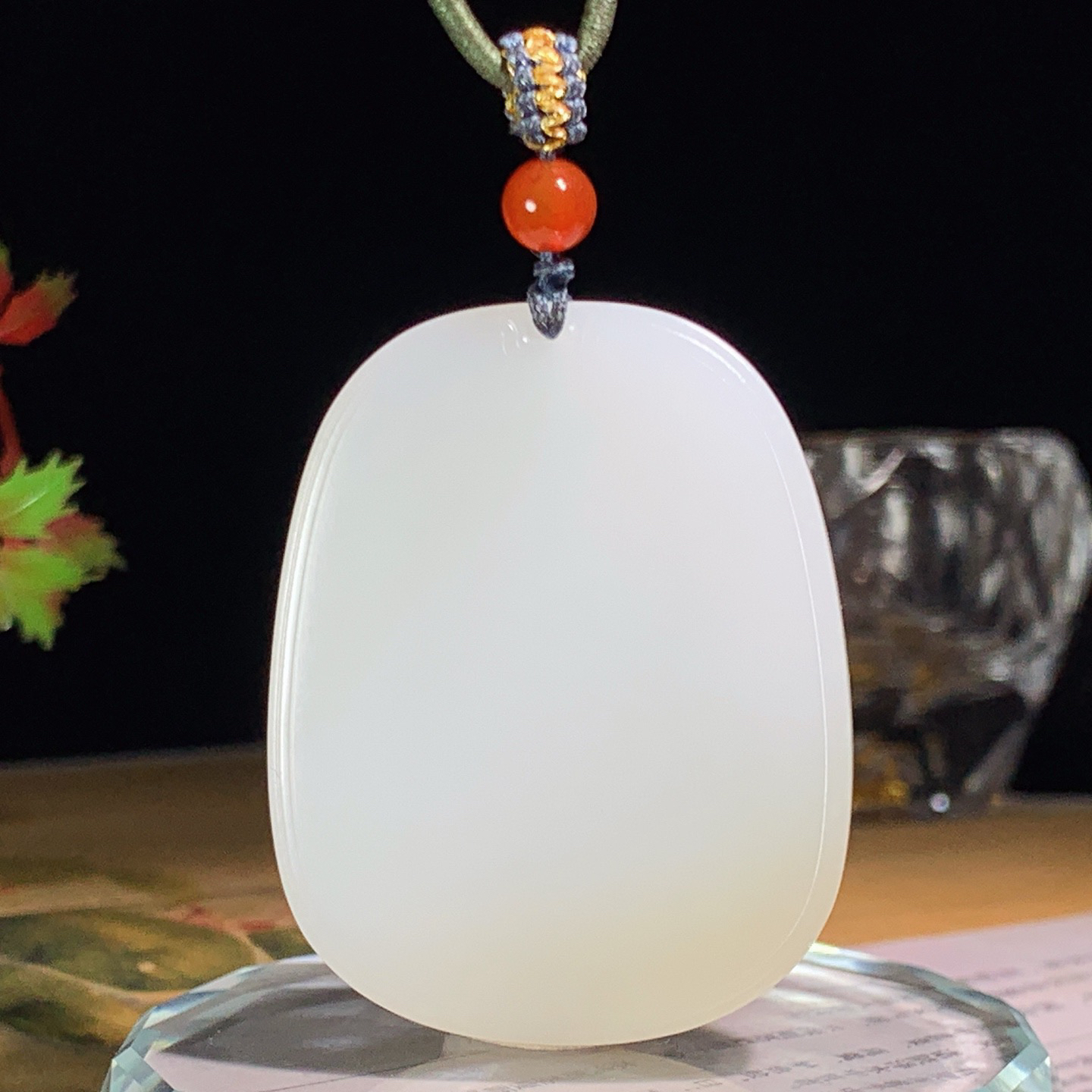 新疆且末糖和田玉白玉平安无事牌挂件。尺寸51/40/6重36克 玉质细腻油润 底色纯净 脂粉好，品质