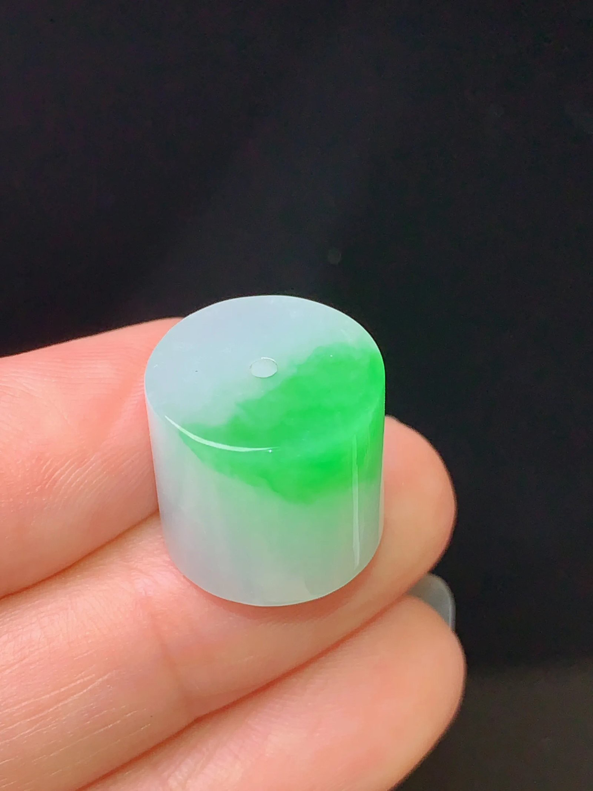 飘绿路路通吊坠 玉质细腻 色泽艳丽  整体尺寸14.5*14.5*13.6