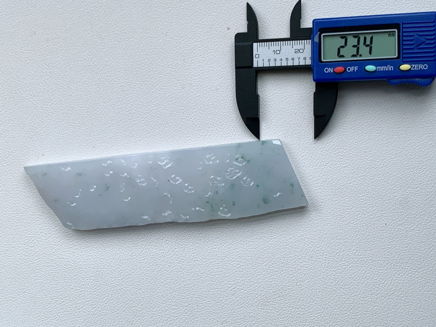 冰飘花/牌子料/片料/板料/特色料，可做牌子、人物、山水、动物、花件……等推荐参考，133-32.4-6.7，78克，材料优选，轻烟凝润铺清色，碎翠零星点玉光，这块冰润飘花翡翠片料，底色素净莹润、似月光凝脂般细腻温婉，鲜灵翠花随性散落、灵动鲜活意境悠然玉质细腻紧实、水头清亮通透，胶感柔和温润，经精工随形巧琢，可打磨为简约平安无事牌、写意山水牌、清雅禅意挂件等各类雅致佳作，清润底色寓意心境澄澈安宁、一生平顺安稳，点点翠色承载生机盎然、福气源源不绝气质干净脱俗，上手百搭雅致，长久佩戴更可护佑万事顺遂、福运常伴、前路明朗无忧。